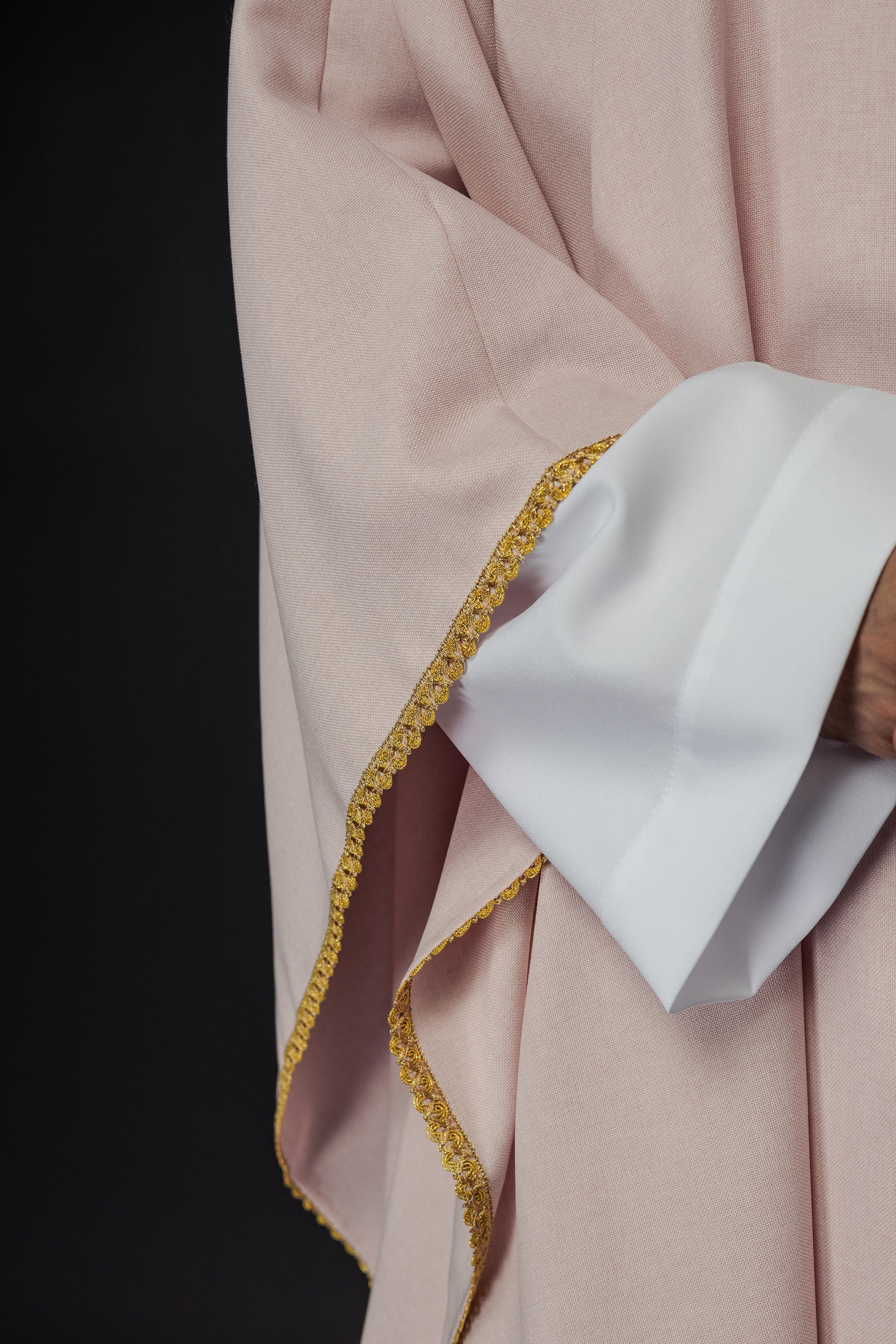 Casulla de cruces bordadas en oro y ribete del cuello en rosa