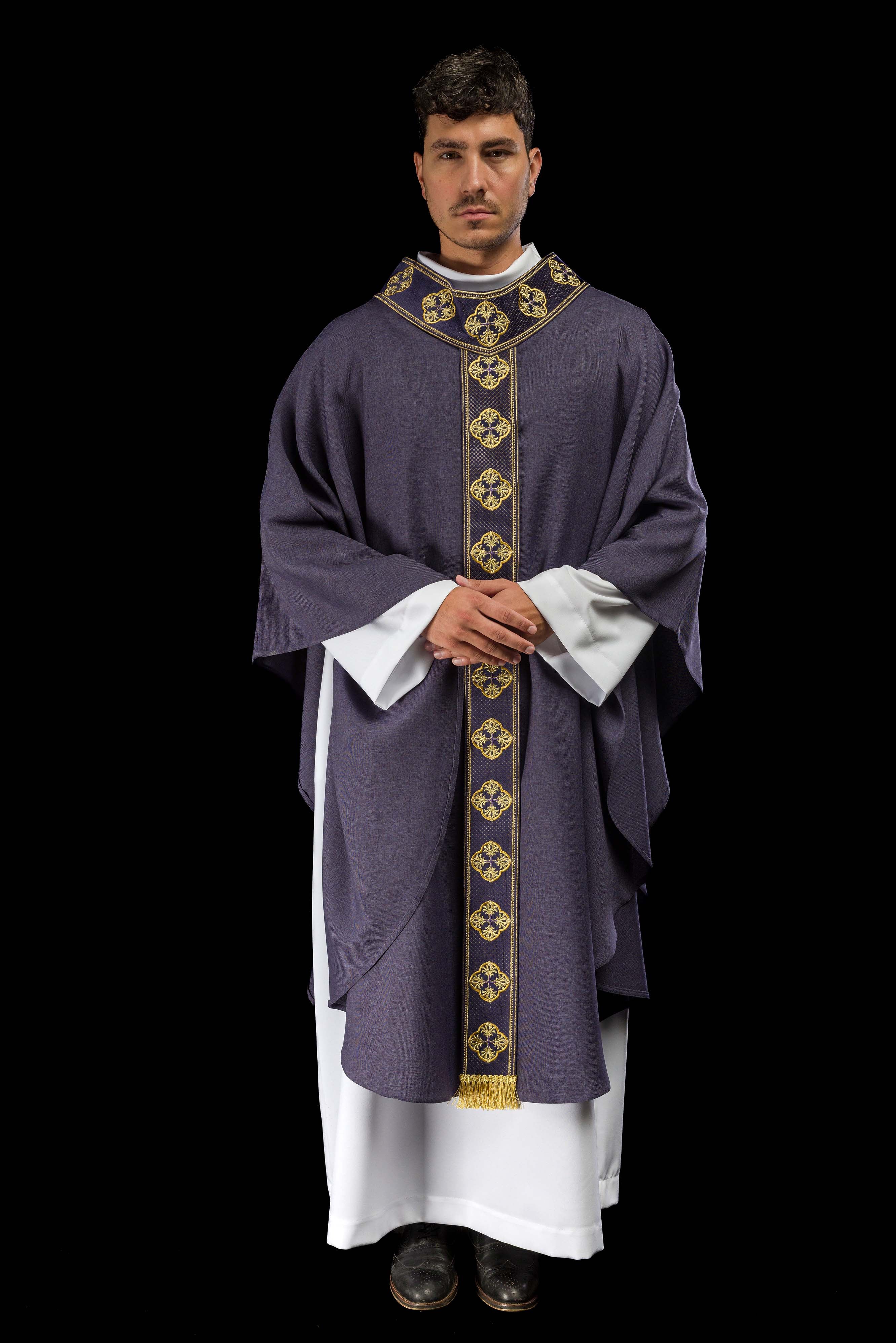 Casulla morada con cinturón bordado con cruces y cuello