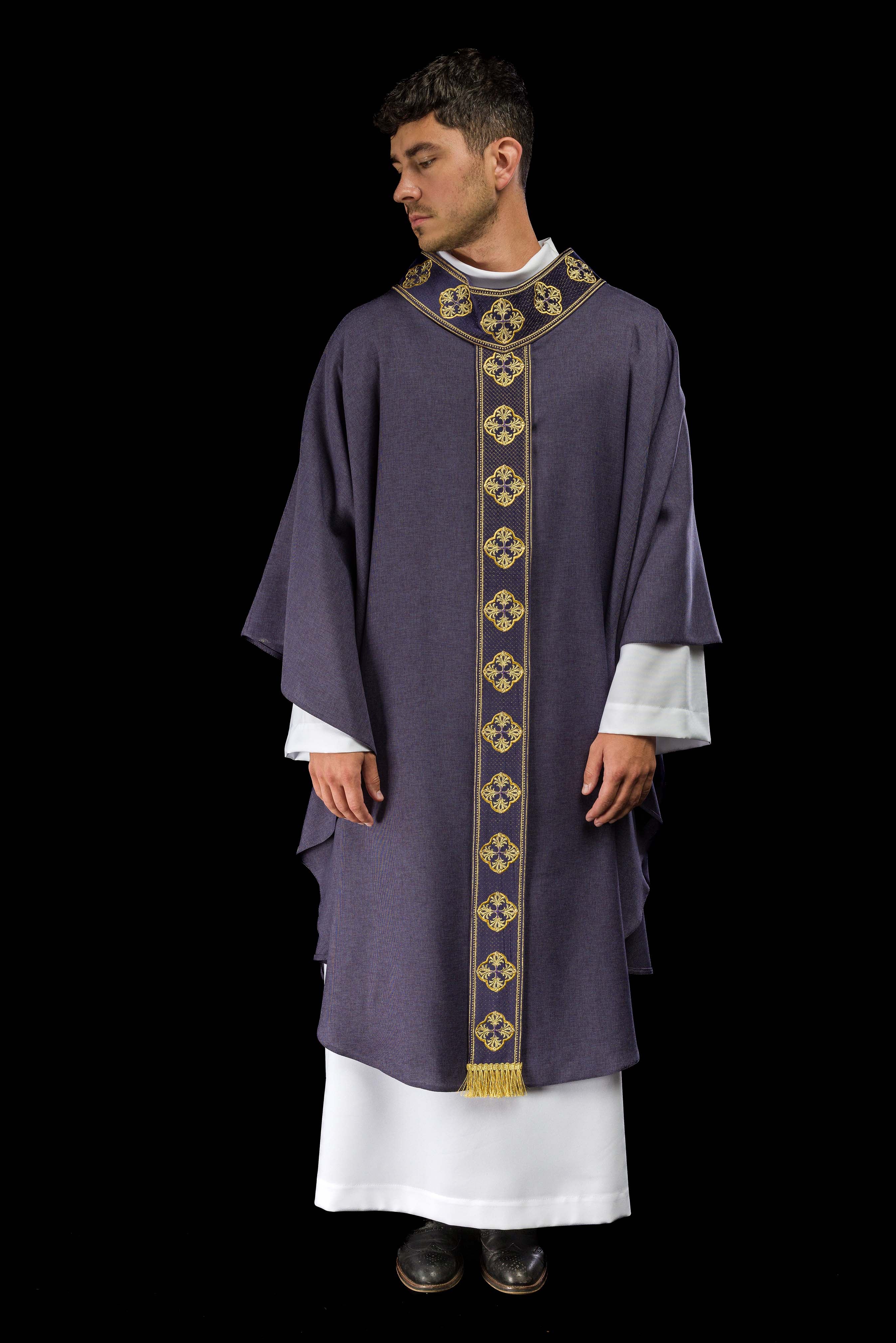 Casulla morada con cinturón bordado con cruces y cuello