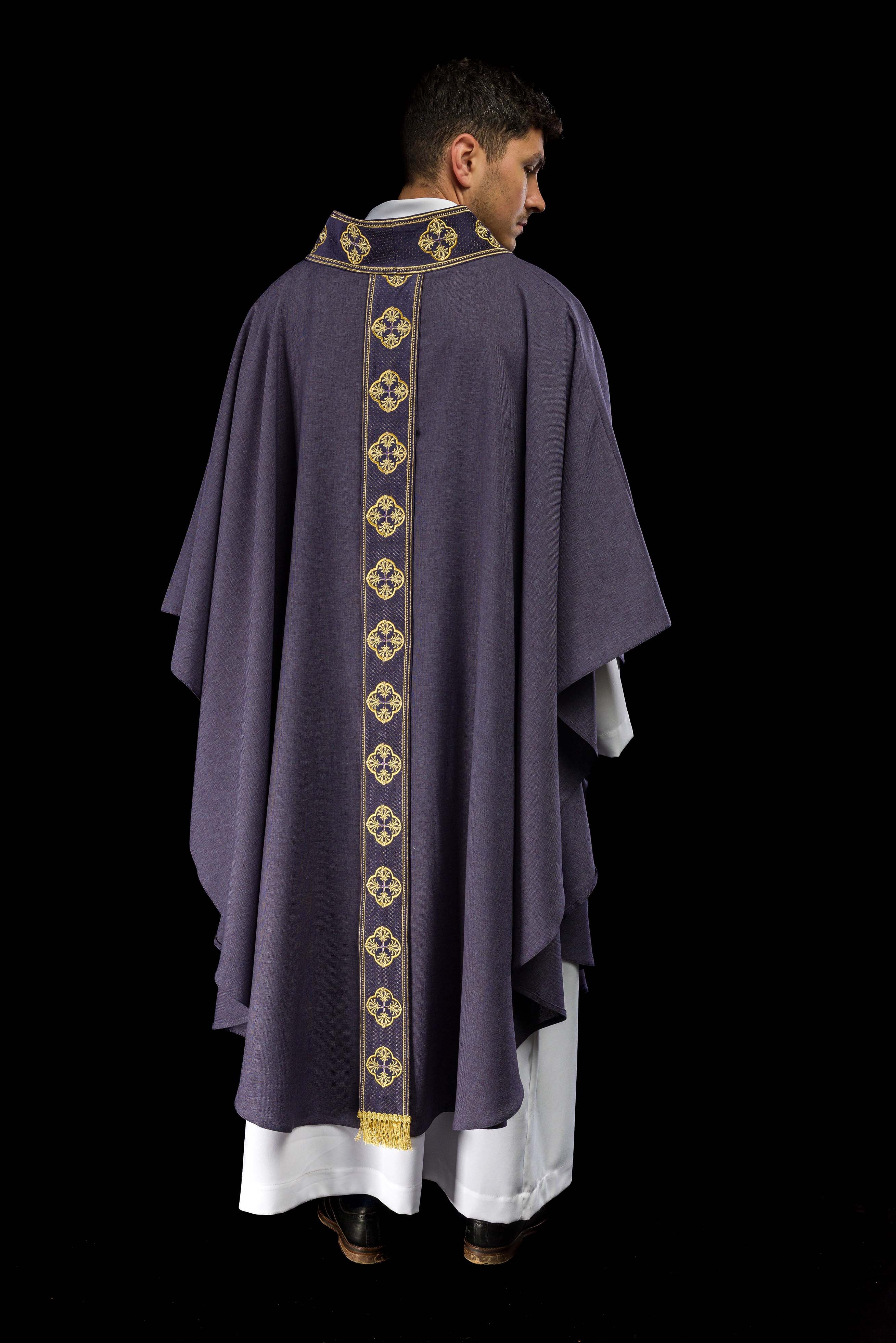 Casulla morada con cinturón bordado con cruces y cuello