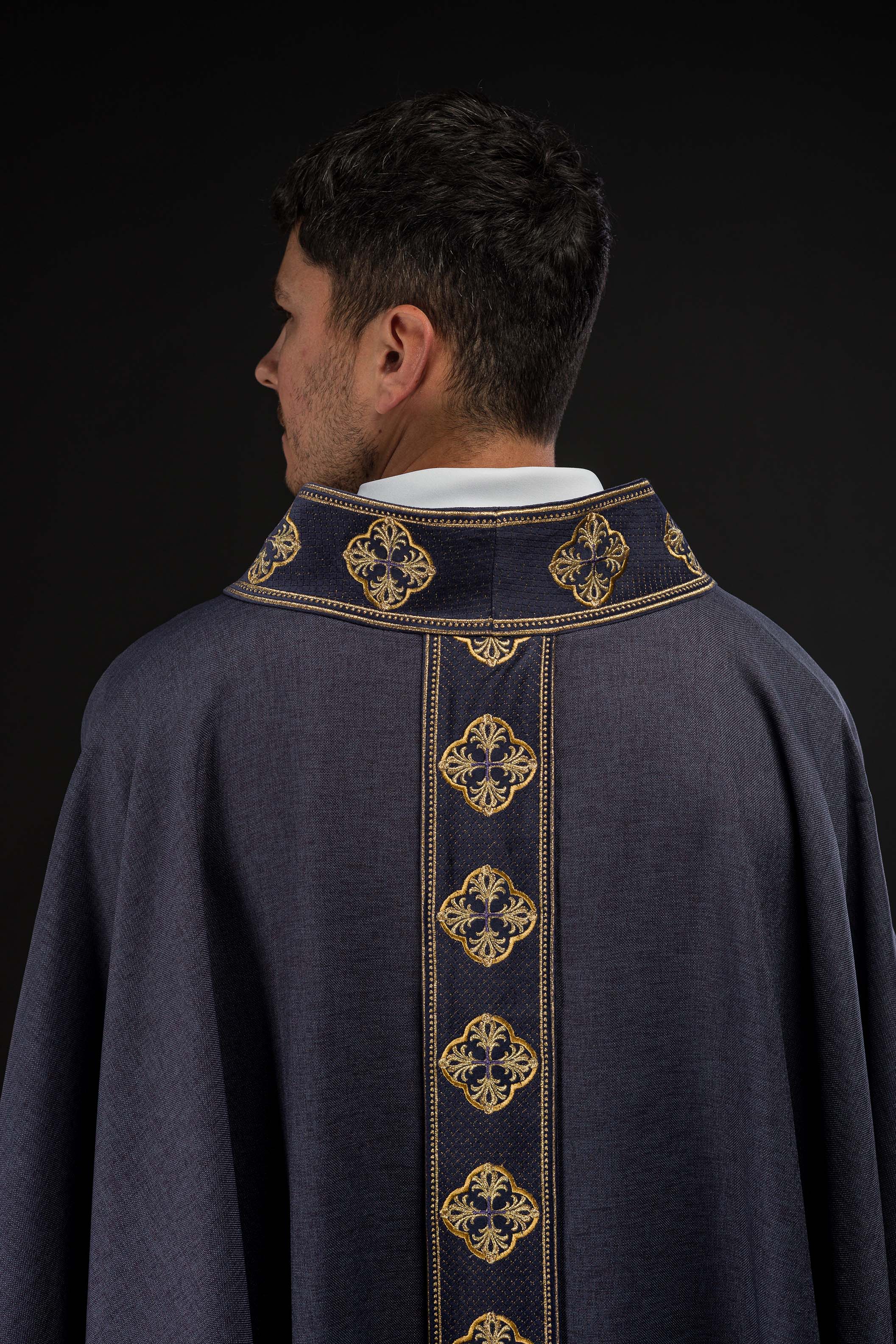 Casulla morada con cinturón bordado con cruces y cuello