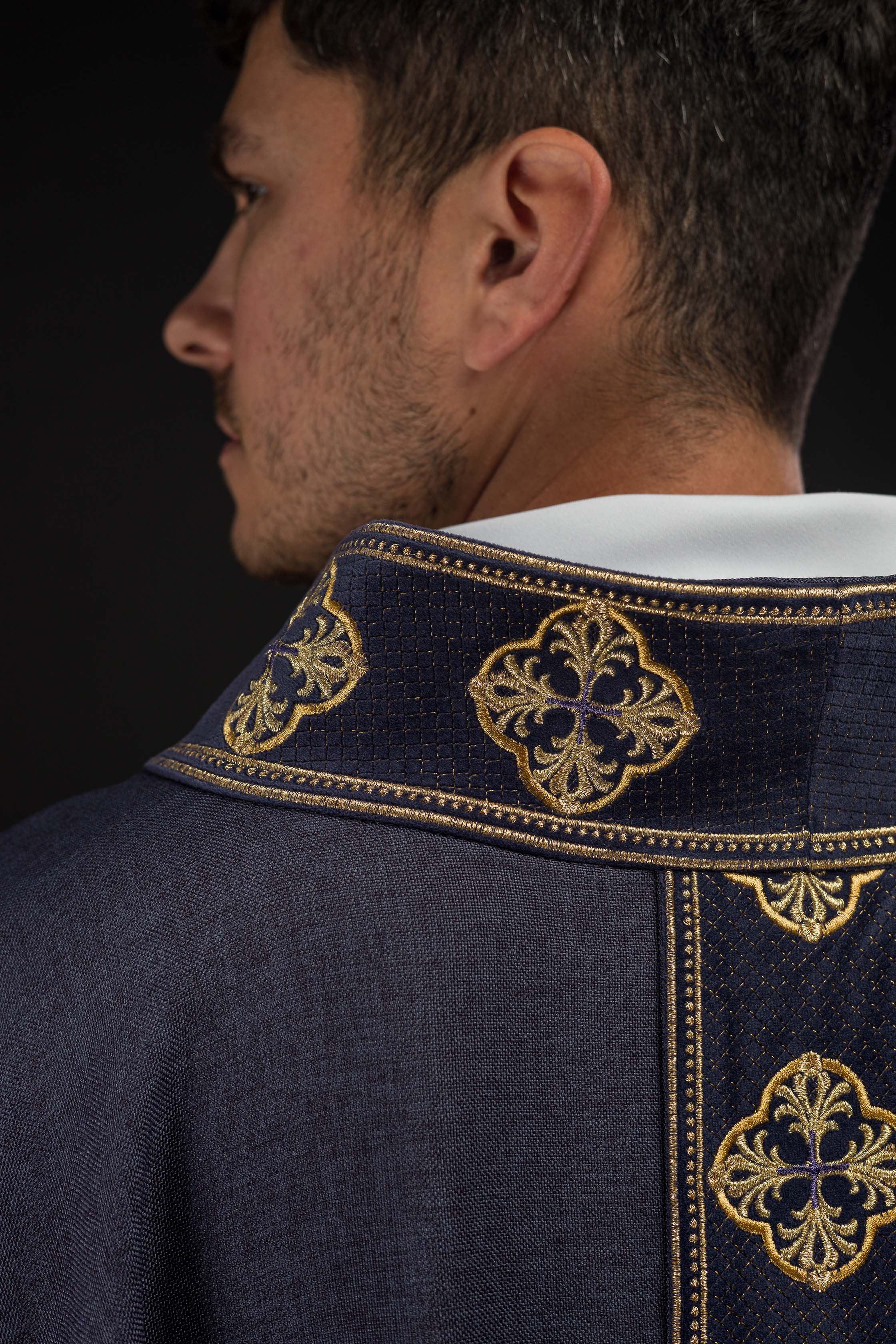 Casulla morada con cinturón bordado con cruces y cuello