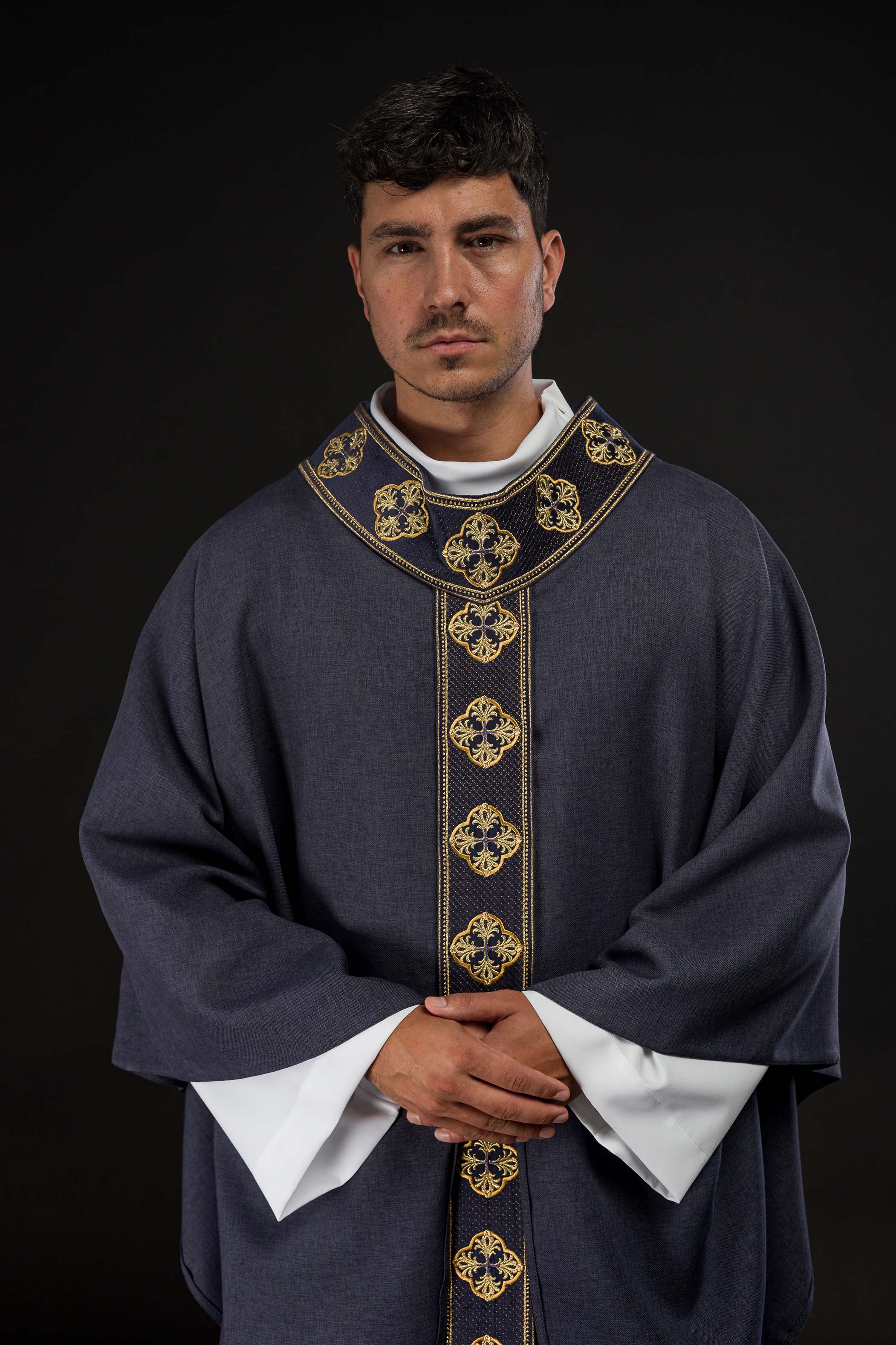 Casulla morada con cinturón bordado con cruces y cuello