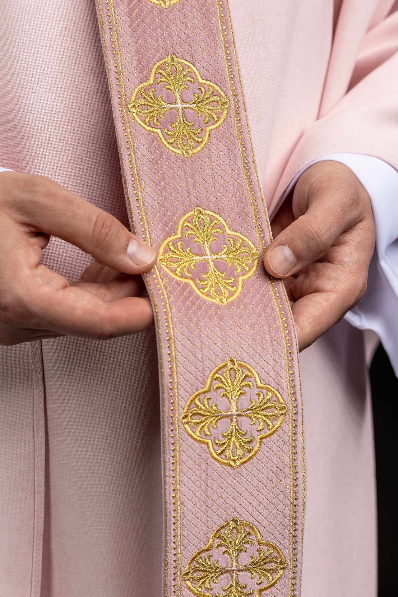 Ornat w kolorze różowy z haftowanym pasem i kołnierzem w krzyże - ORNATY.PL