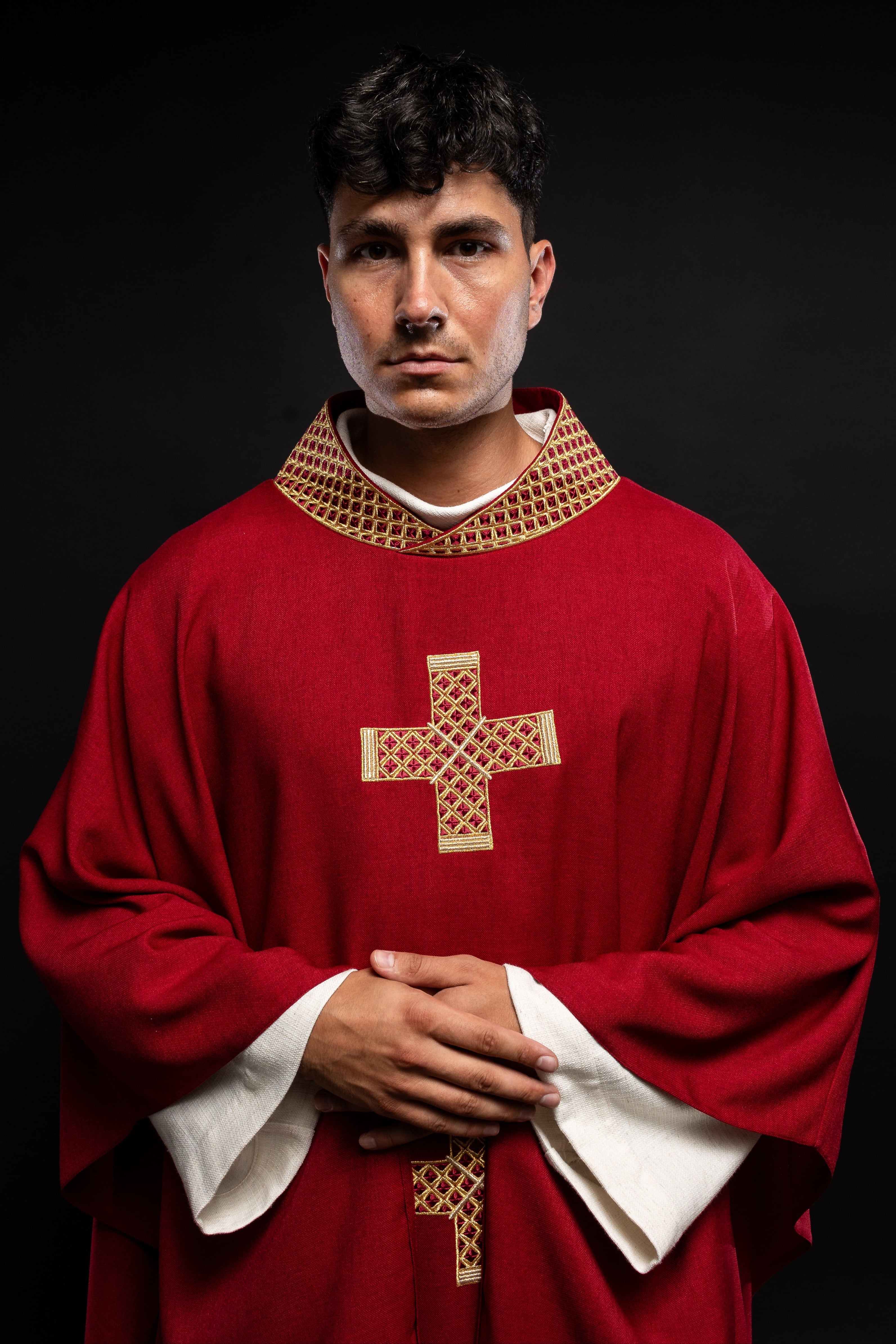 Casulla roja con cruces bordadas y cuello