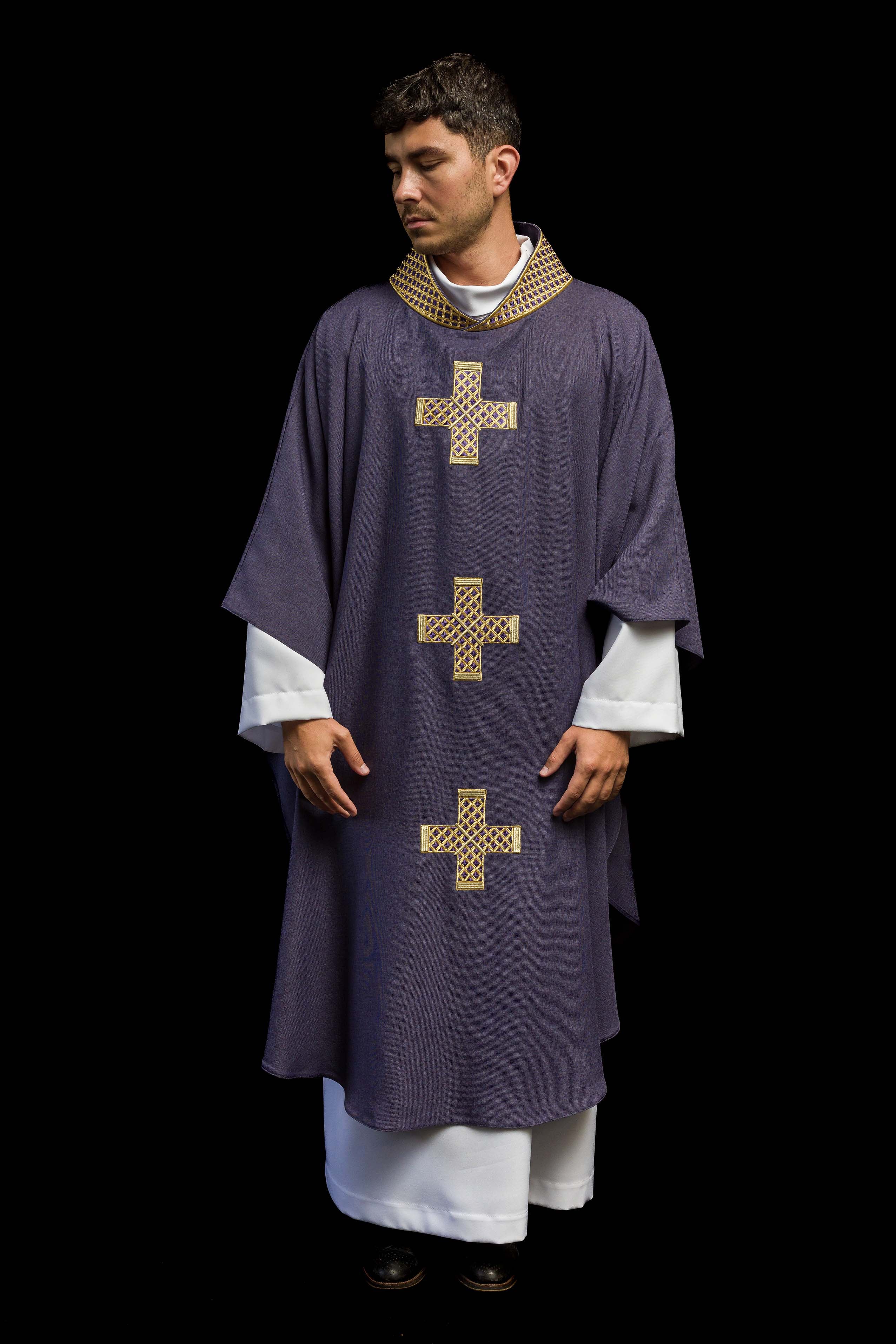 Casulla morada con cruces bordadas y cuello