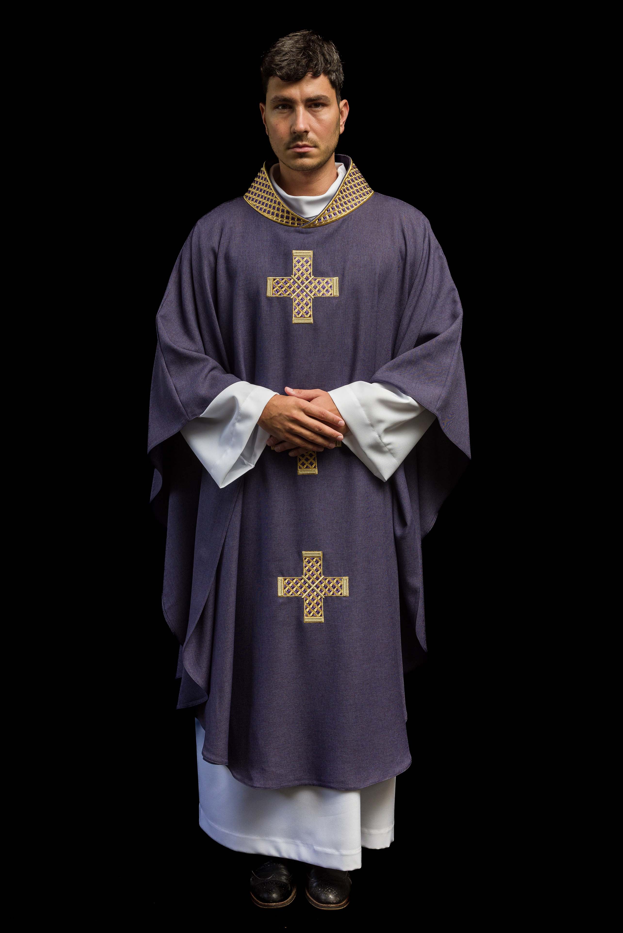 Casulla morada con cruces bordadas y cuello