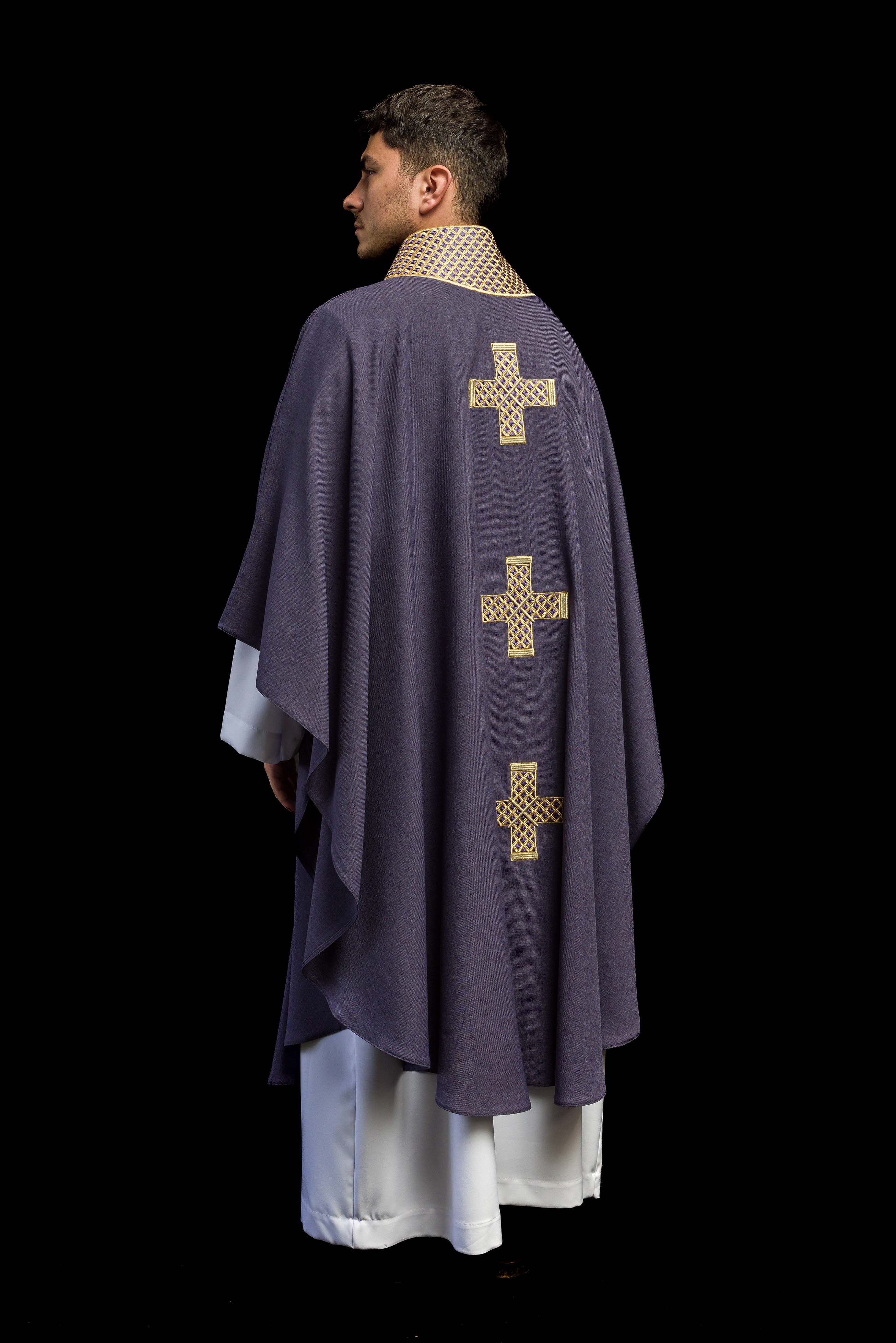 Casulla morada con cruces bordadas y cuello