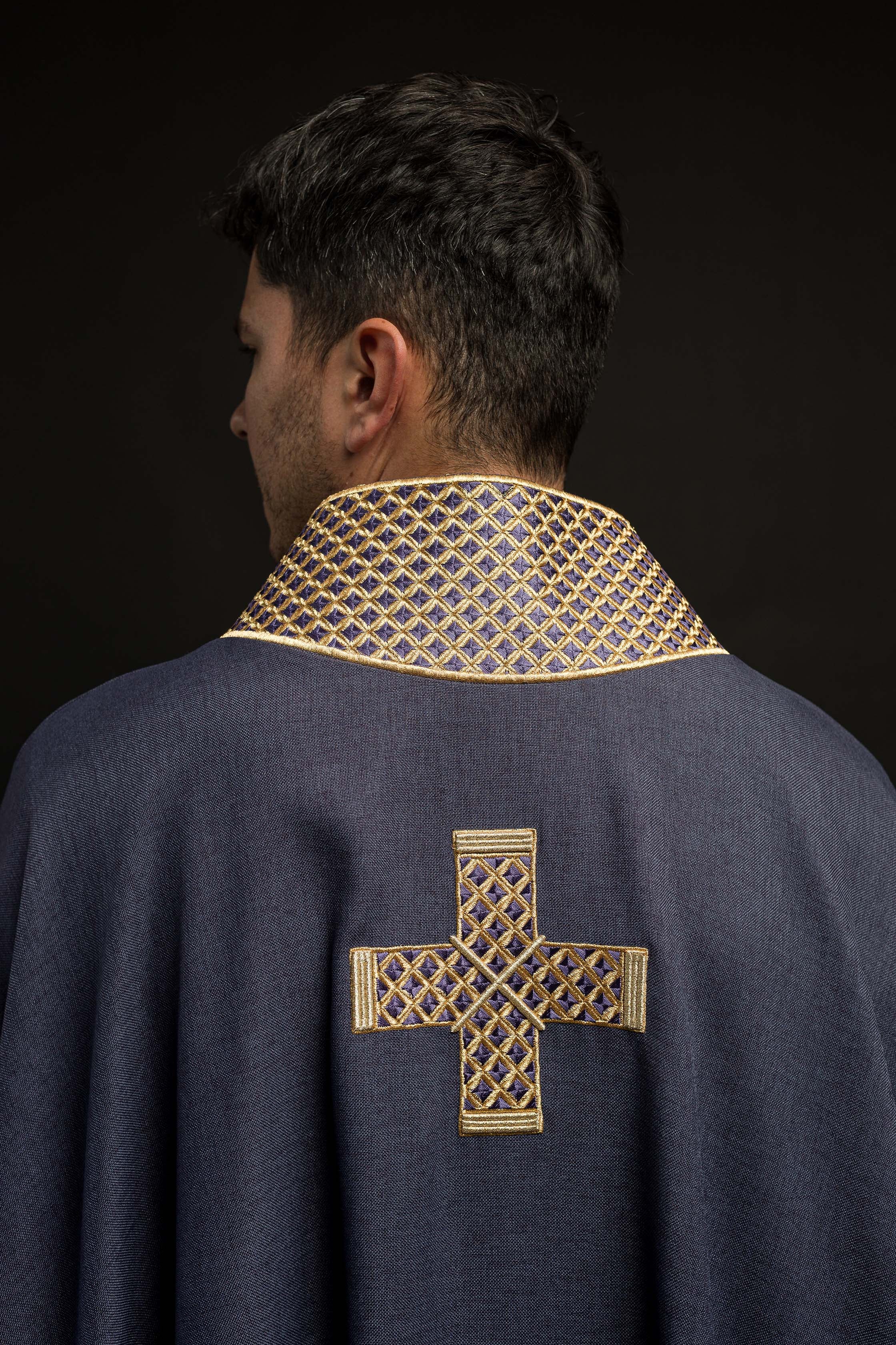 Casulla morada con cruces bordadas y cuello