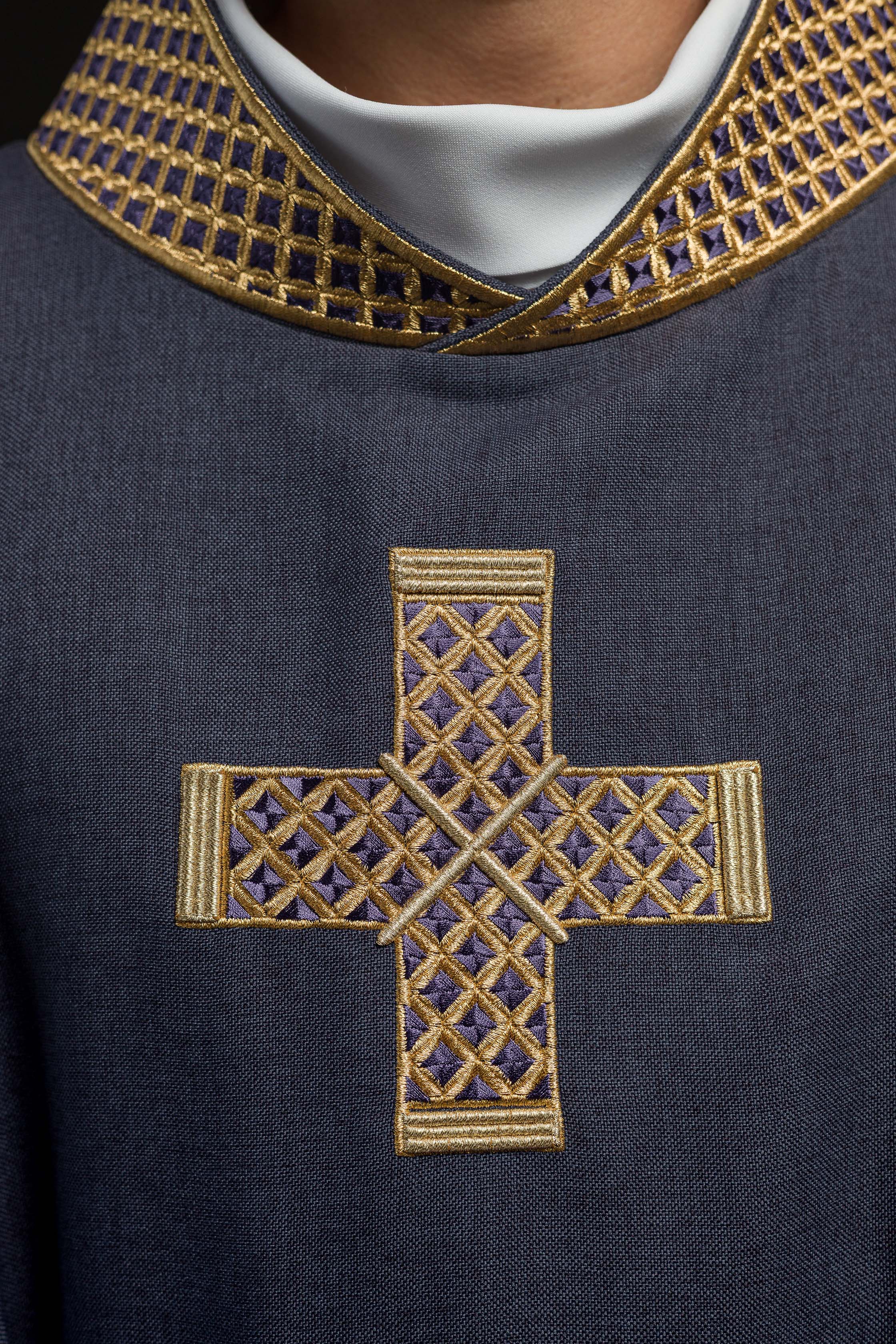 Casulla morada con cruces bordadas y cuello