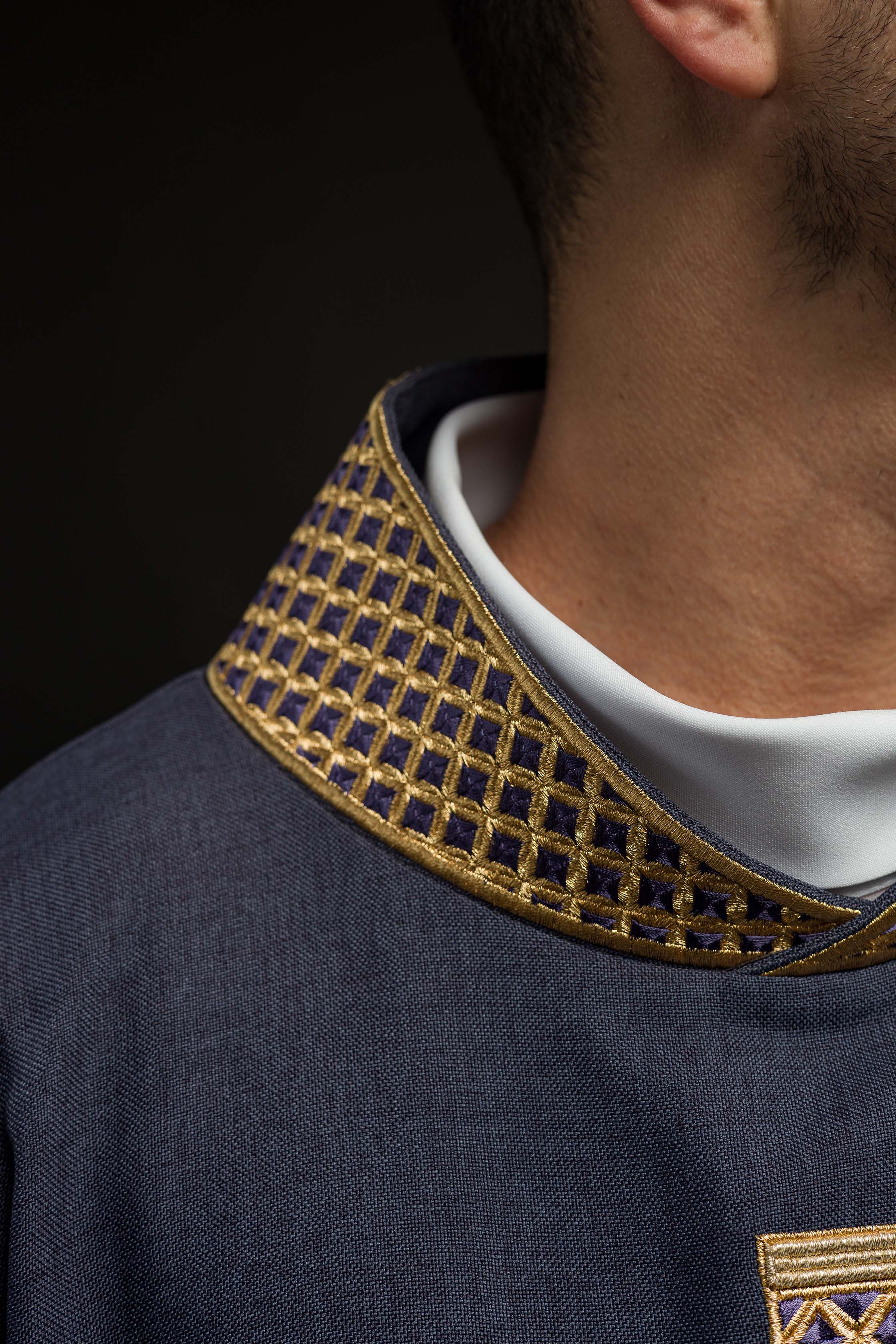Casulla morada con cruces bordadas y cuello