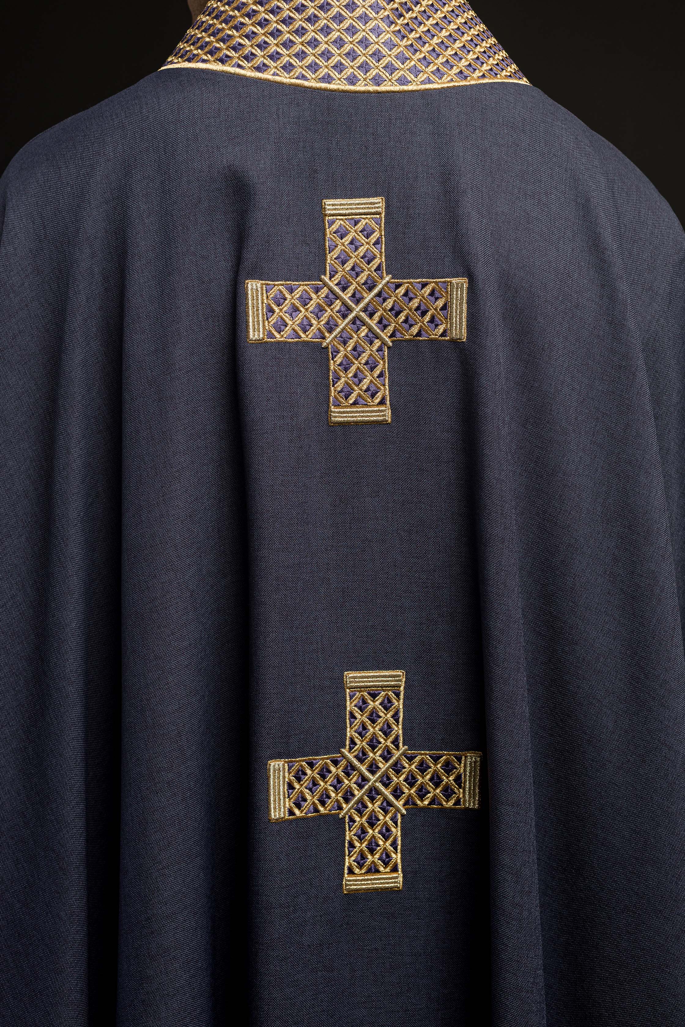 Casulla morada con cruces bordadas y cuello