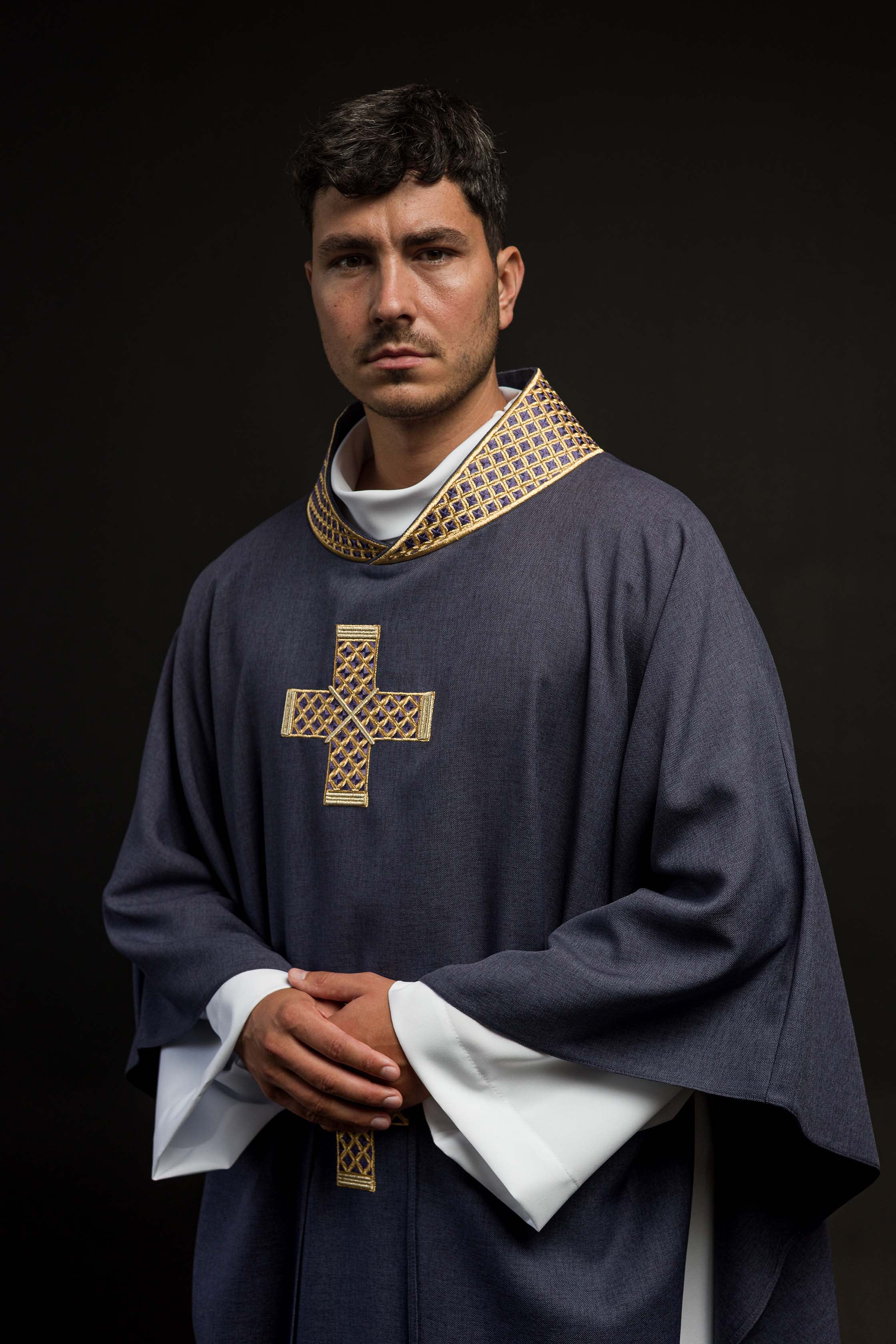 Casulla morada con cruces bordadas y cuello