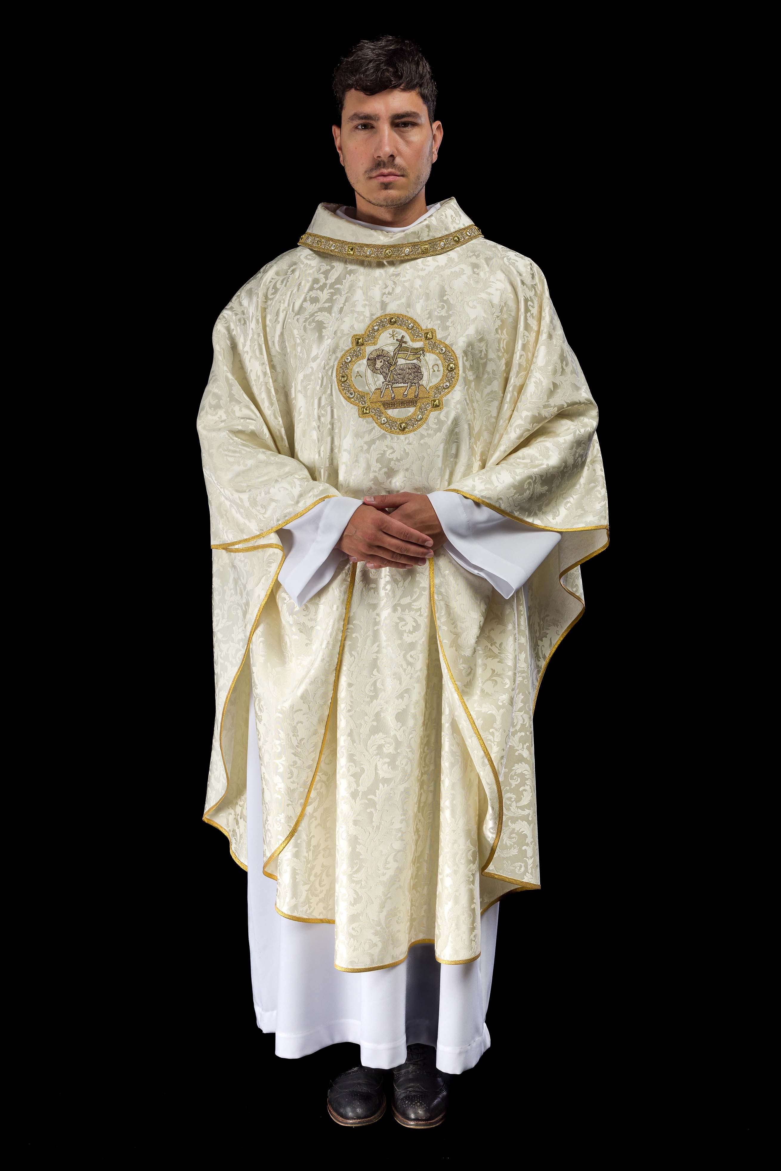 Casulla con cordero pascual hecha en tela decorativa
