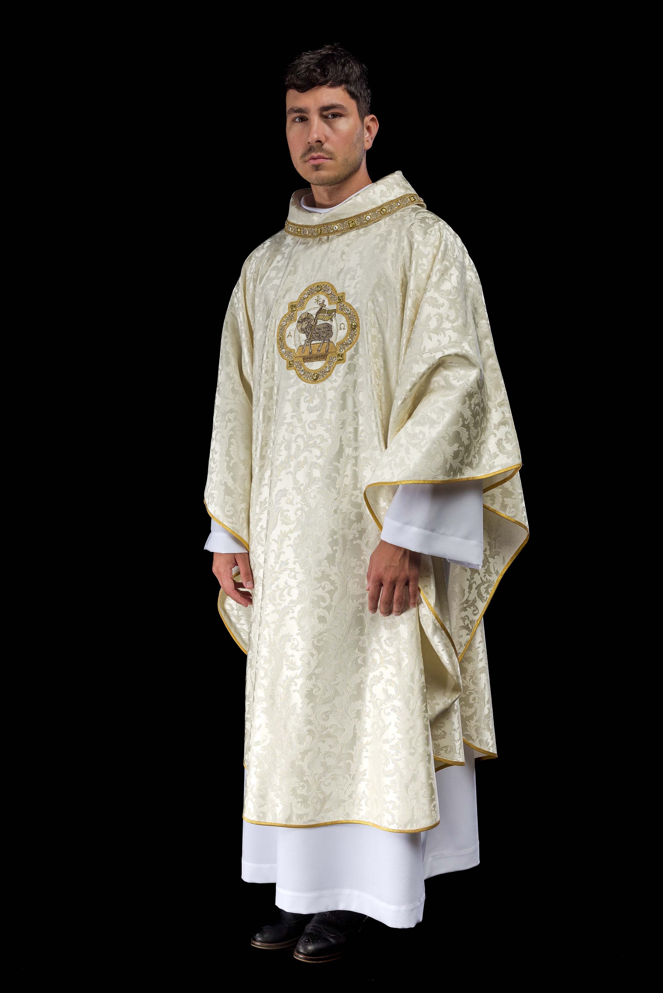 Casulla con cordero pascual hecha en tela decorativa