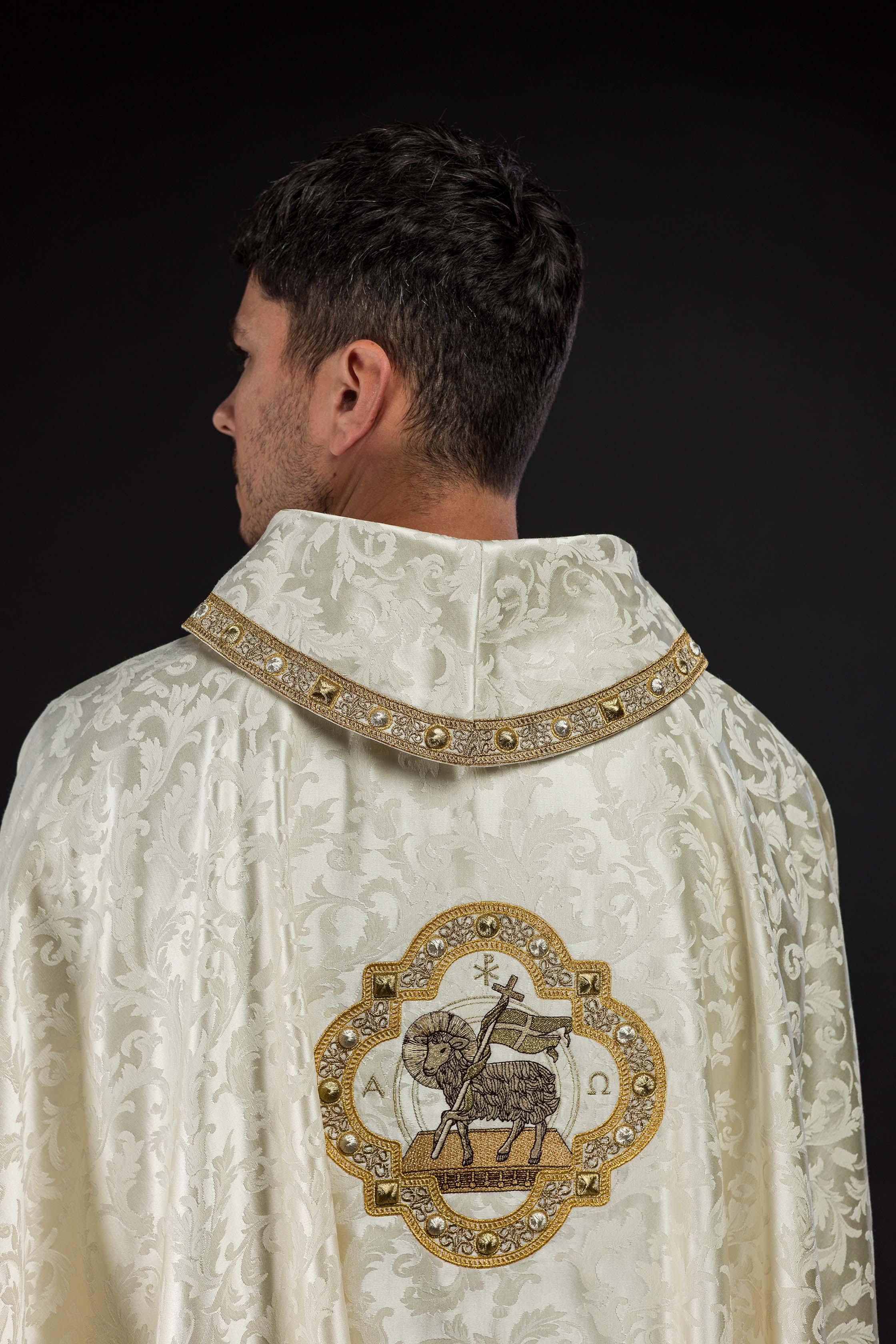 Casulla con cordero pascual hecha en tela decorativa
