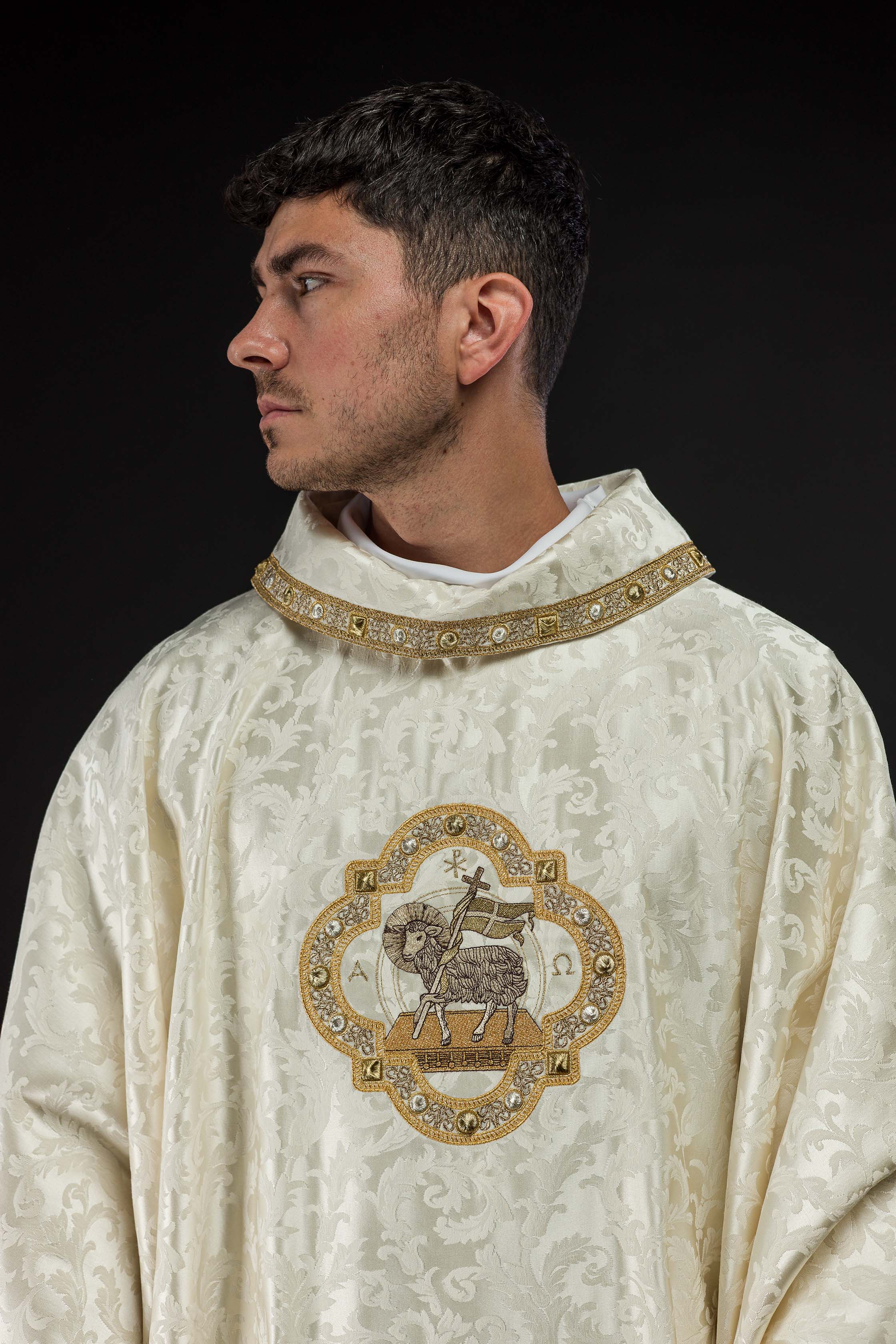 Casulla con cordero pascual hecha en tela decorativa