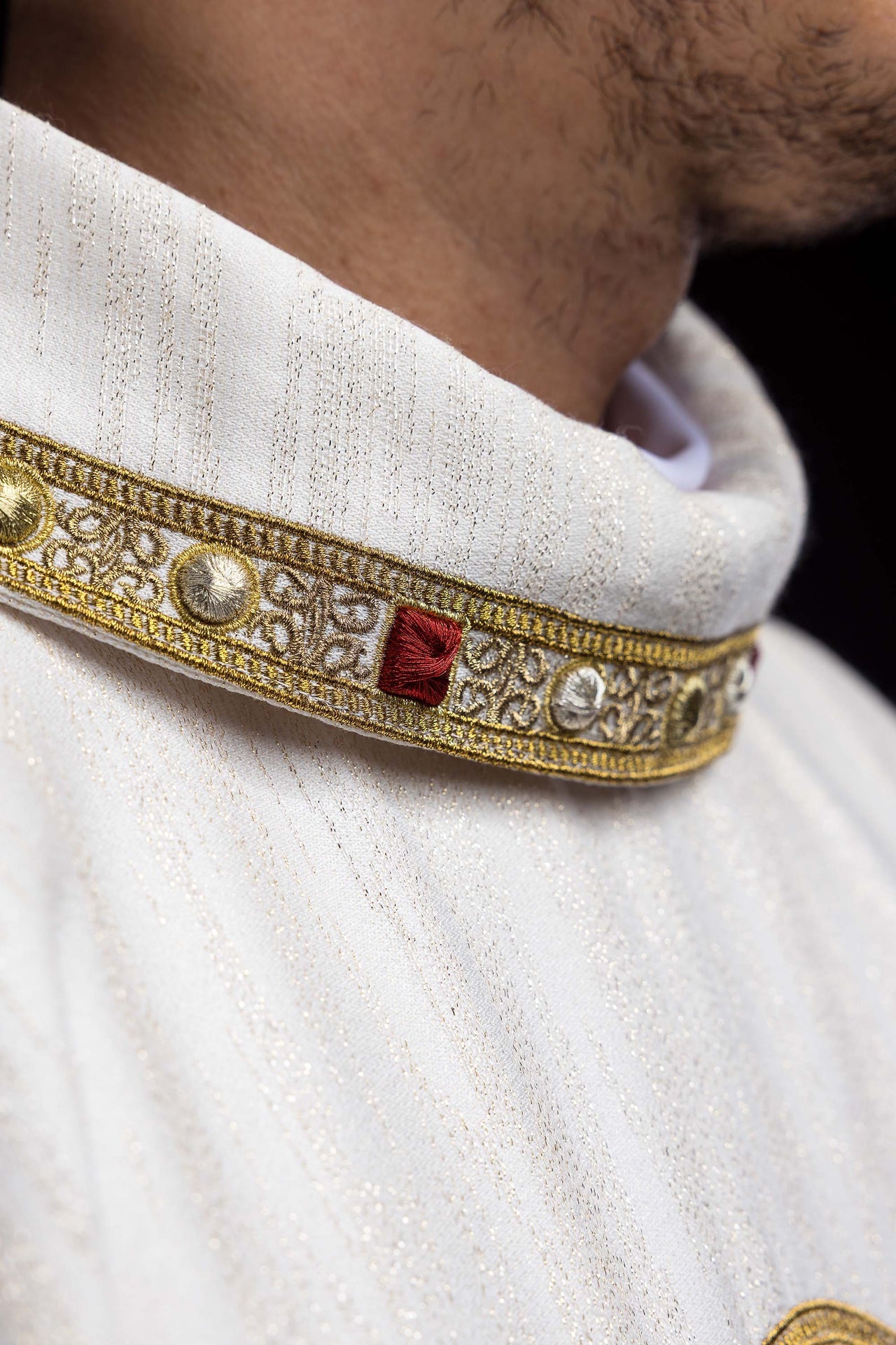 Casulla bordada con la imagen de los Tres Corazones