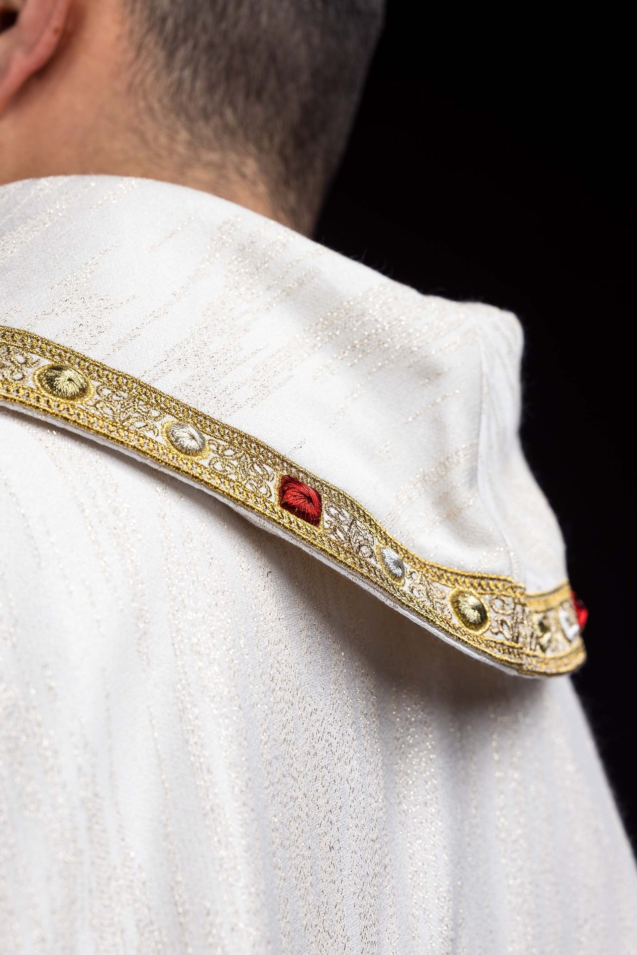 Casulla bordada con la imagen de los Tres Corazones