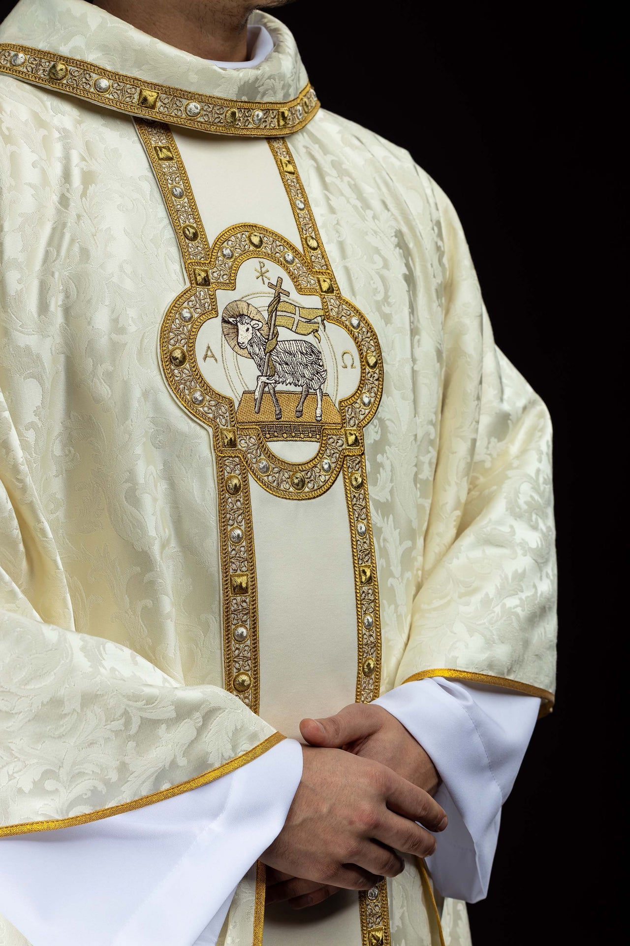 Casulla con cíngulo y bordado del Cordero Pascual sobre tejido jacquard