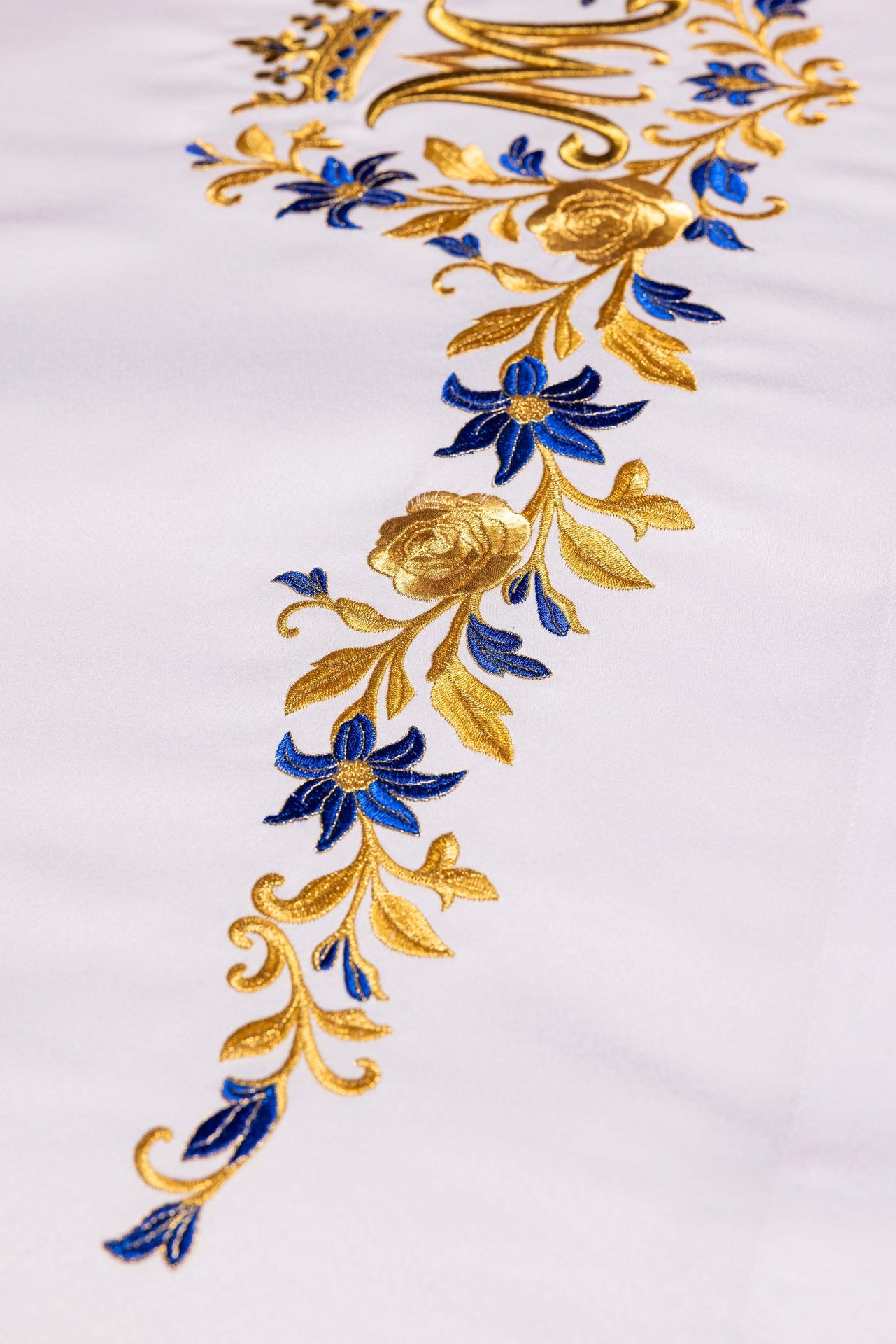 Mantel de altar con símbolo mariano bordado