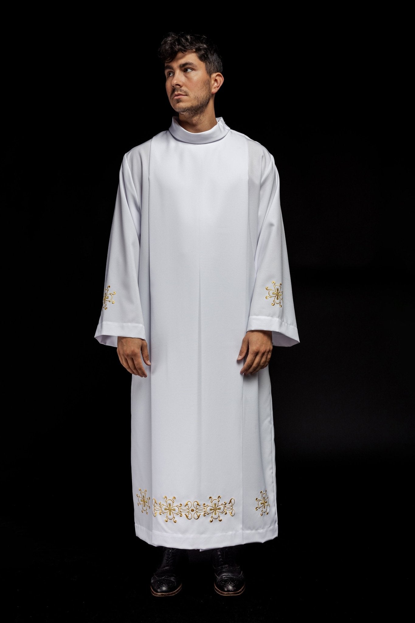 Alba de sacerdote de cuello alto decorada con bordados blancos S - 6053 - 04 135cm/164cm - CASULLAS.ES