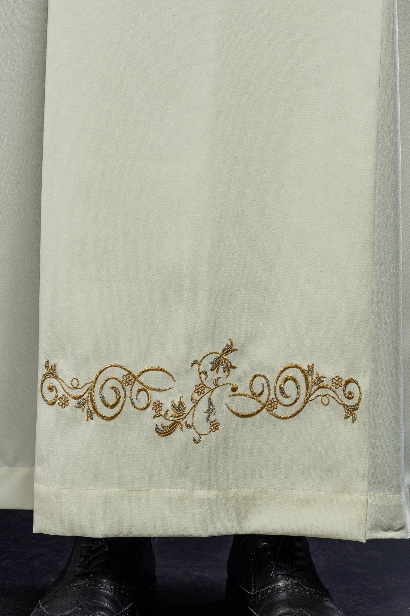 Alba lisa color marfil con cuello redondo y bordado decorativo KAB/003/05/12 135cm/164cm - CASULLAS.ES