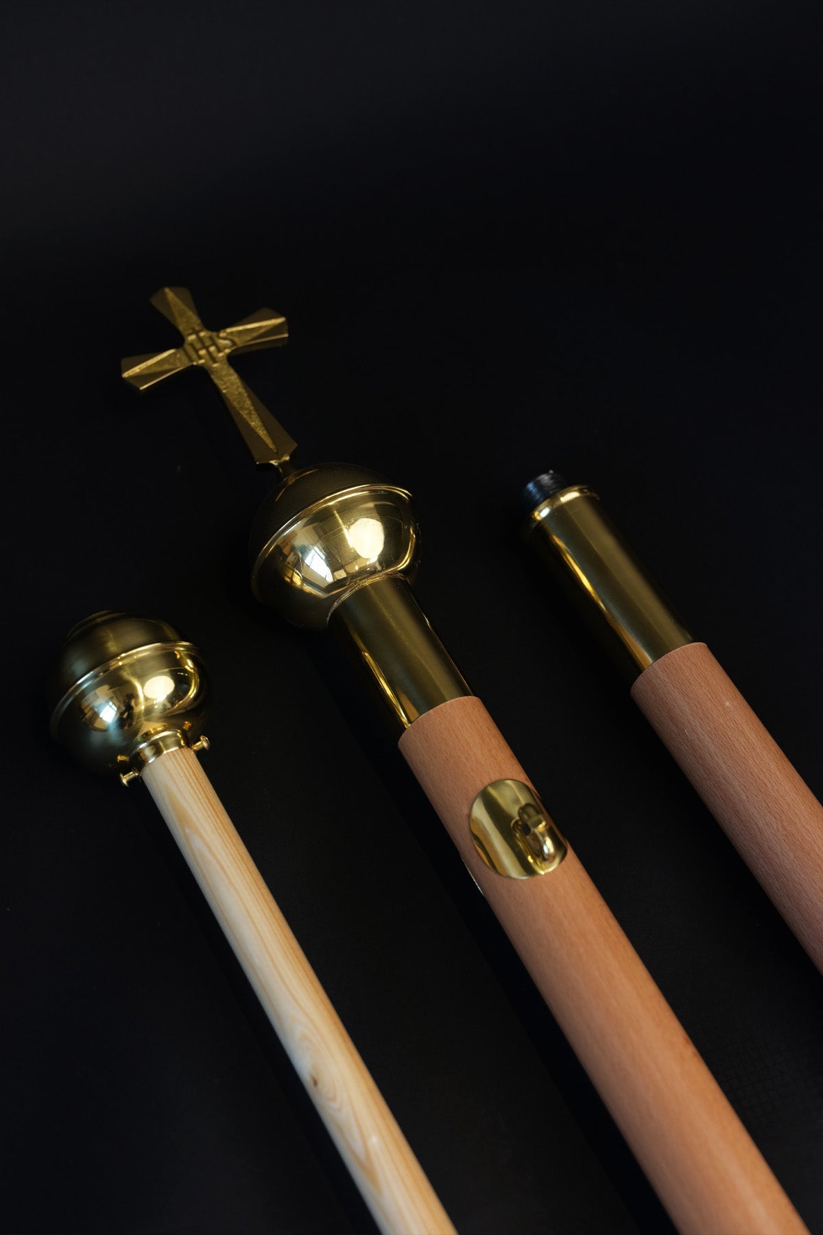 Asta de madera clara para estandarte litúrgico DRZEWIEC DO CHORĄGWI - CASULLAS.ES
