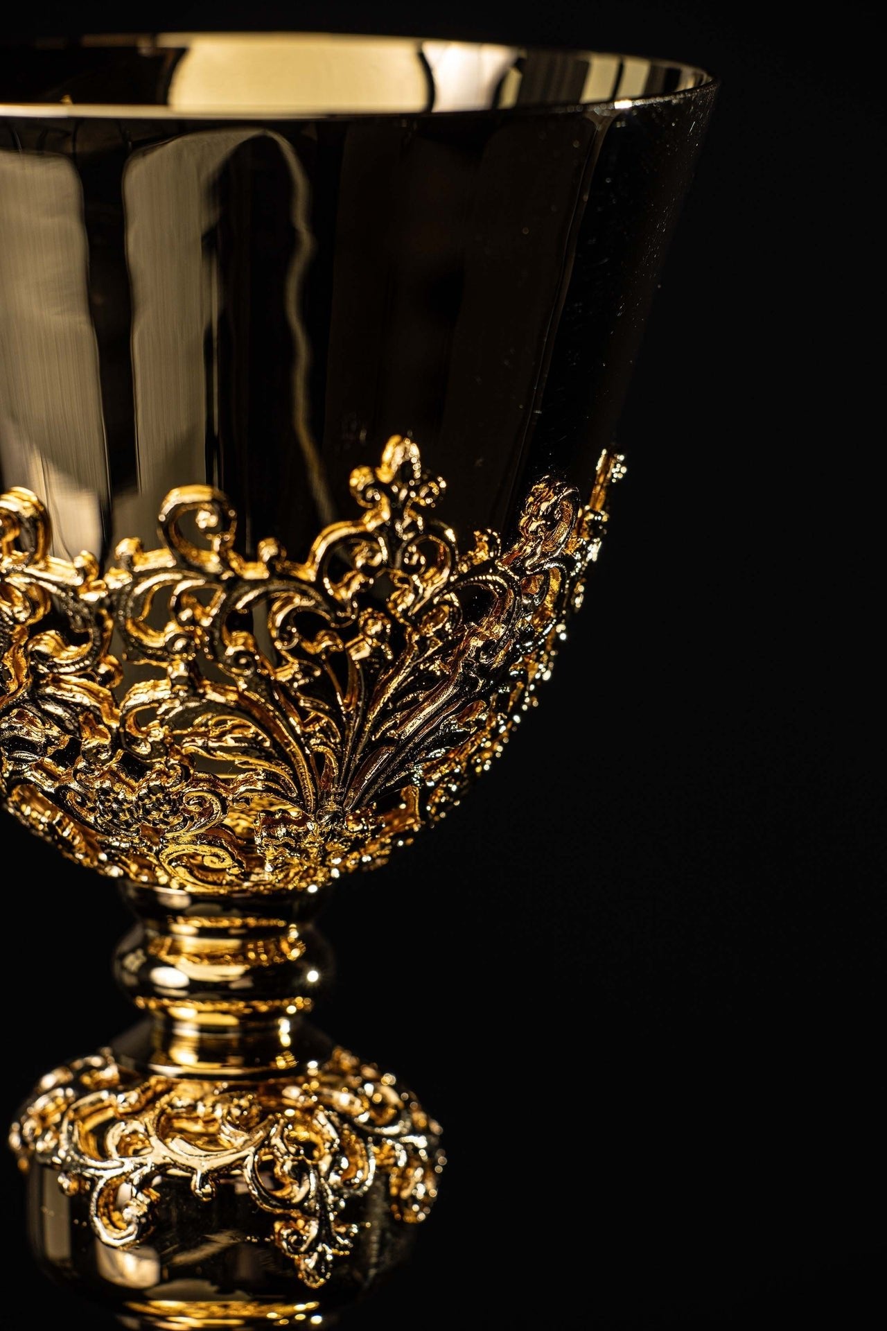 Cáliz de misa artesanal bañado en oro y adornado con zafiros KNR/0219 22CM - CASULLAS.ES