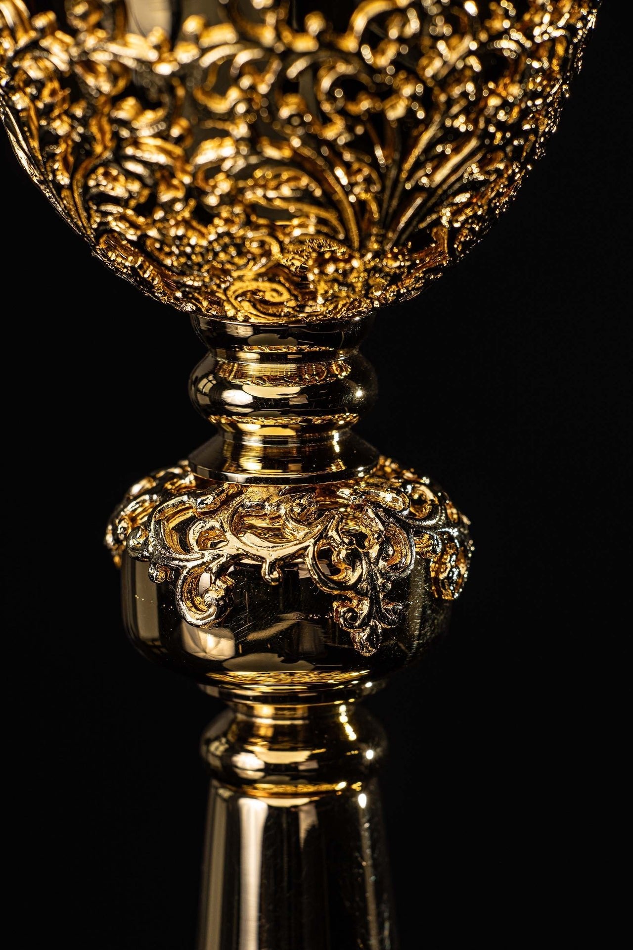 Cáliz de misa artesanal bañado en oro y adornado con zafiros KNR/0219 22CM - CASULLAS.ES