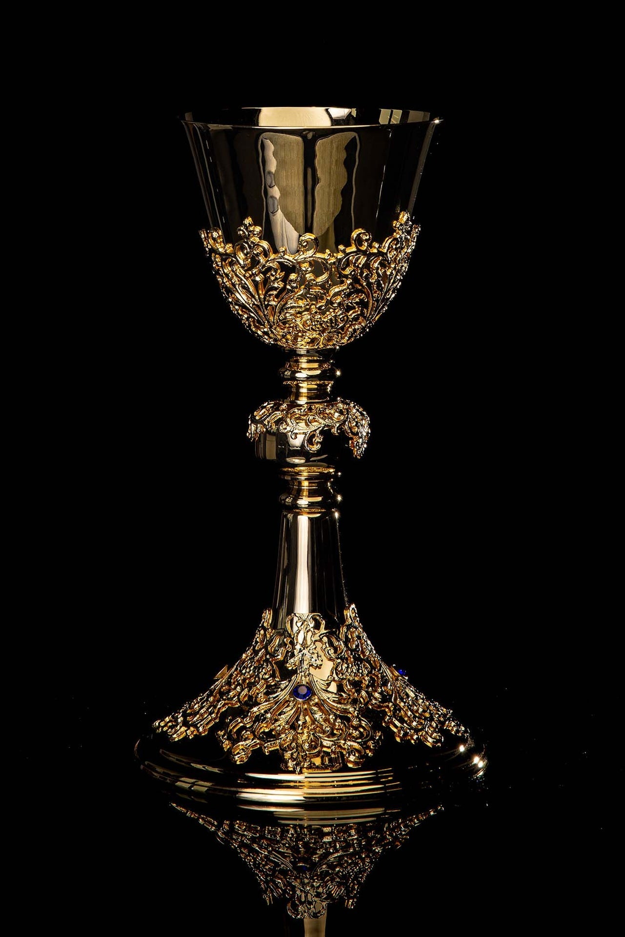 Cáliz de misa artesanal bañado en oro y adornado con zafiros KNR/0219 22CM - CASULLAS.ES