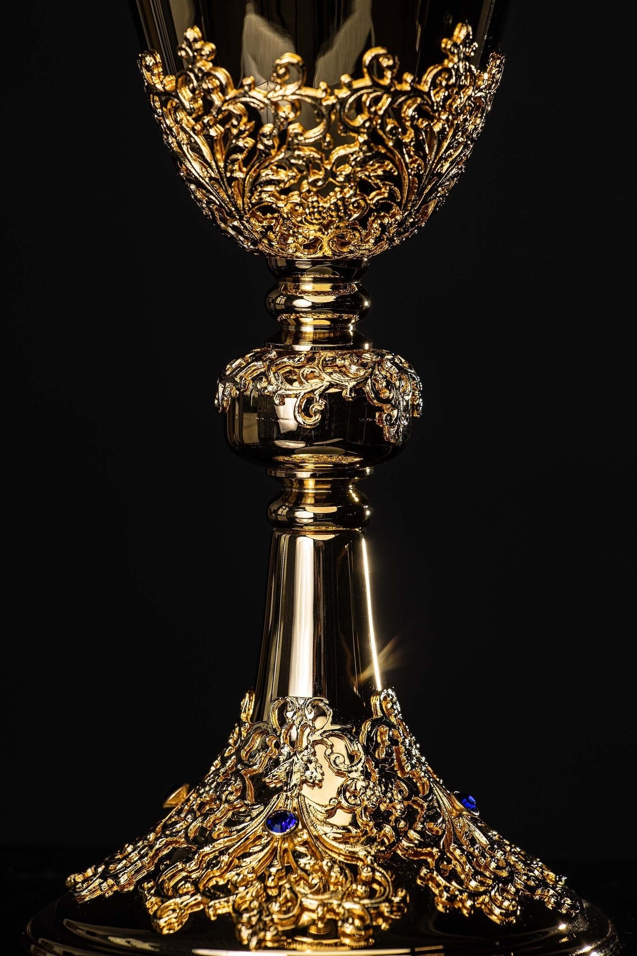 Cáliz de misa artesanal bañado en oro y adornado con zafiros KNR/0219 22CM - CASULLAS.ES