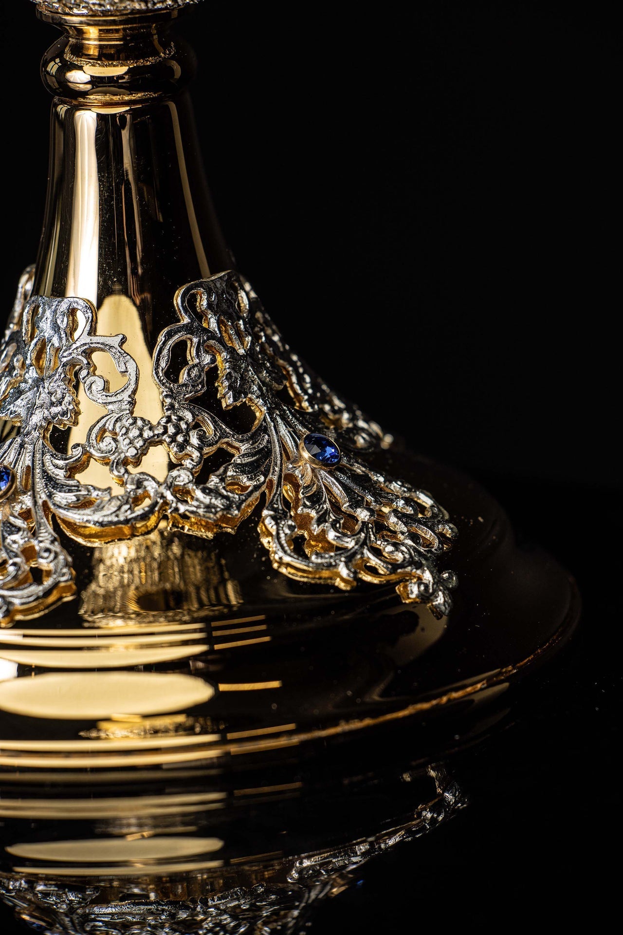 Cáliz de misa artesanal bañado en oro y adornado con zafiros KNR/0220 22CM - CASULLAS.ES