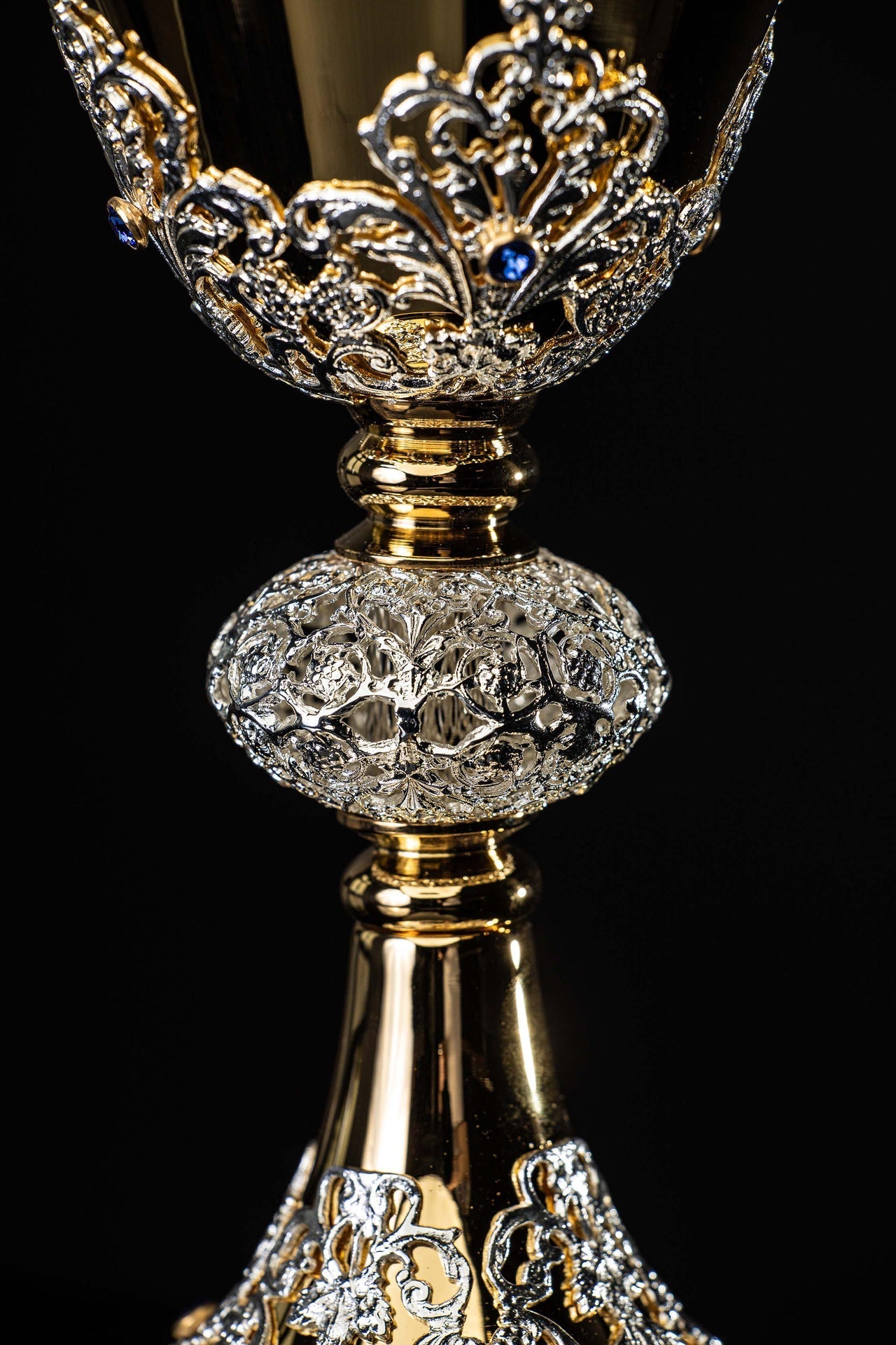 Cáliz de misa artesanal bañado en oro y adornado con zafiros KNR/0220 22CM - CASULLAS.ES