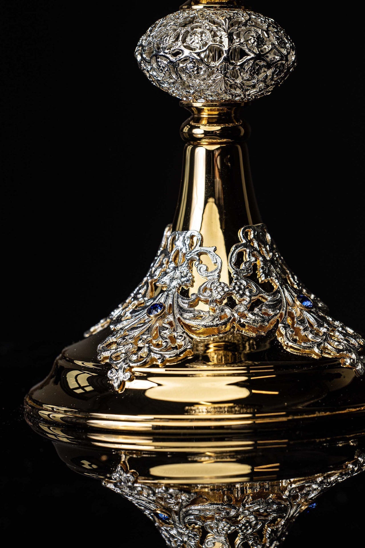 Cáliz de misa artesanal bañado en oro y adornado con zafiros KNR/0220 22CM - CASULLAS.ES