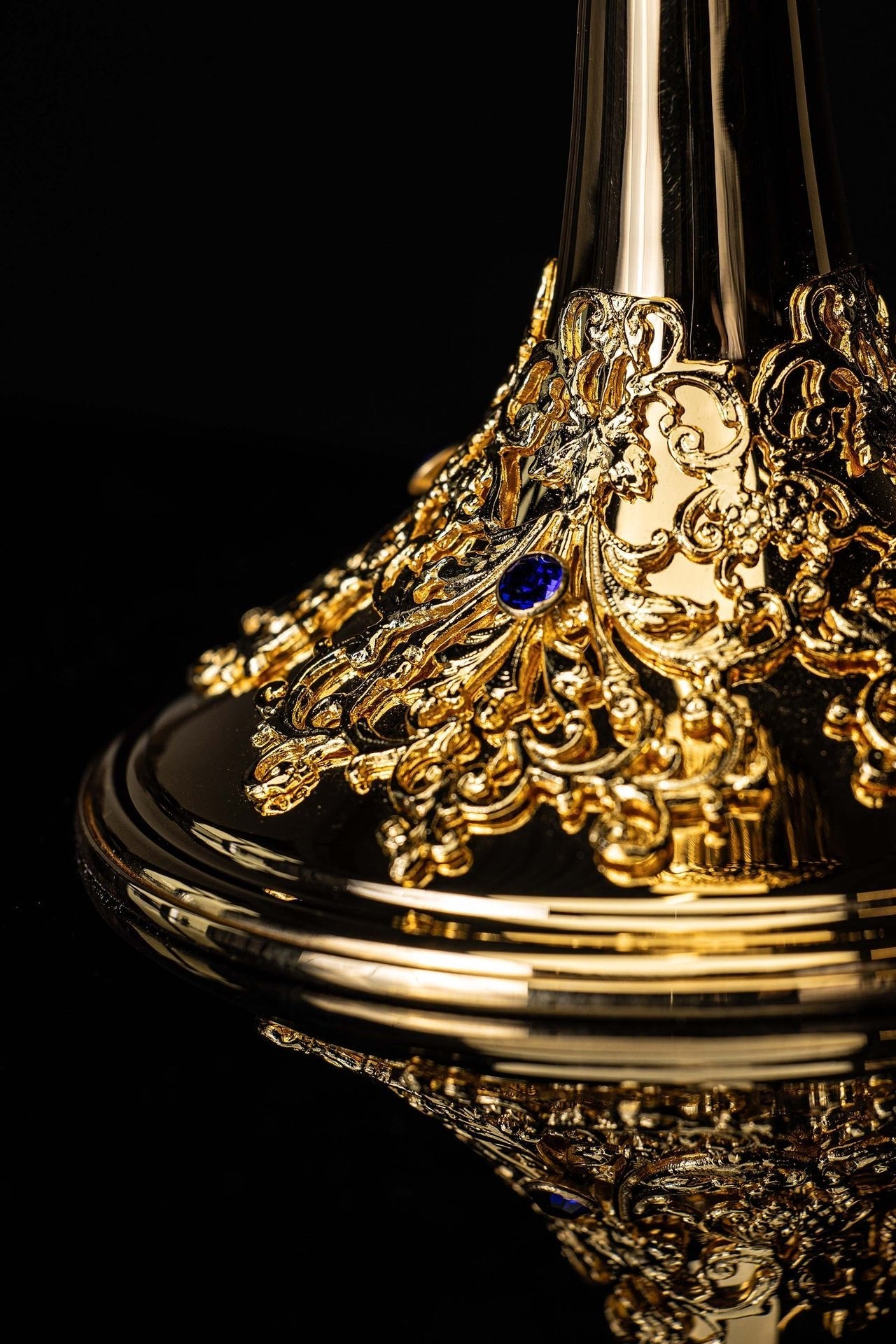 Cáliz de misa artesanal bañado en oro y adornado con zafiros KNR/0219 22CM - CASULLAS.ES