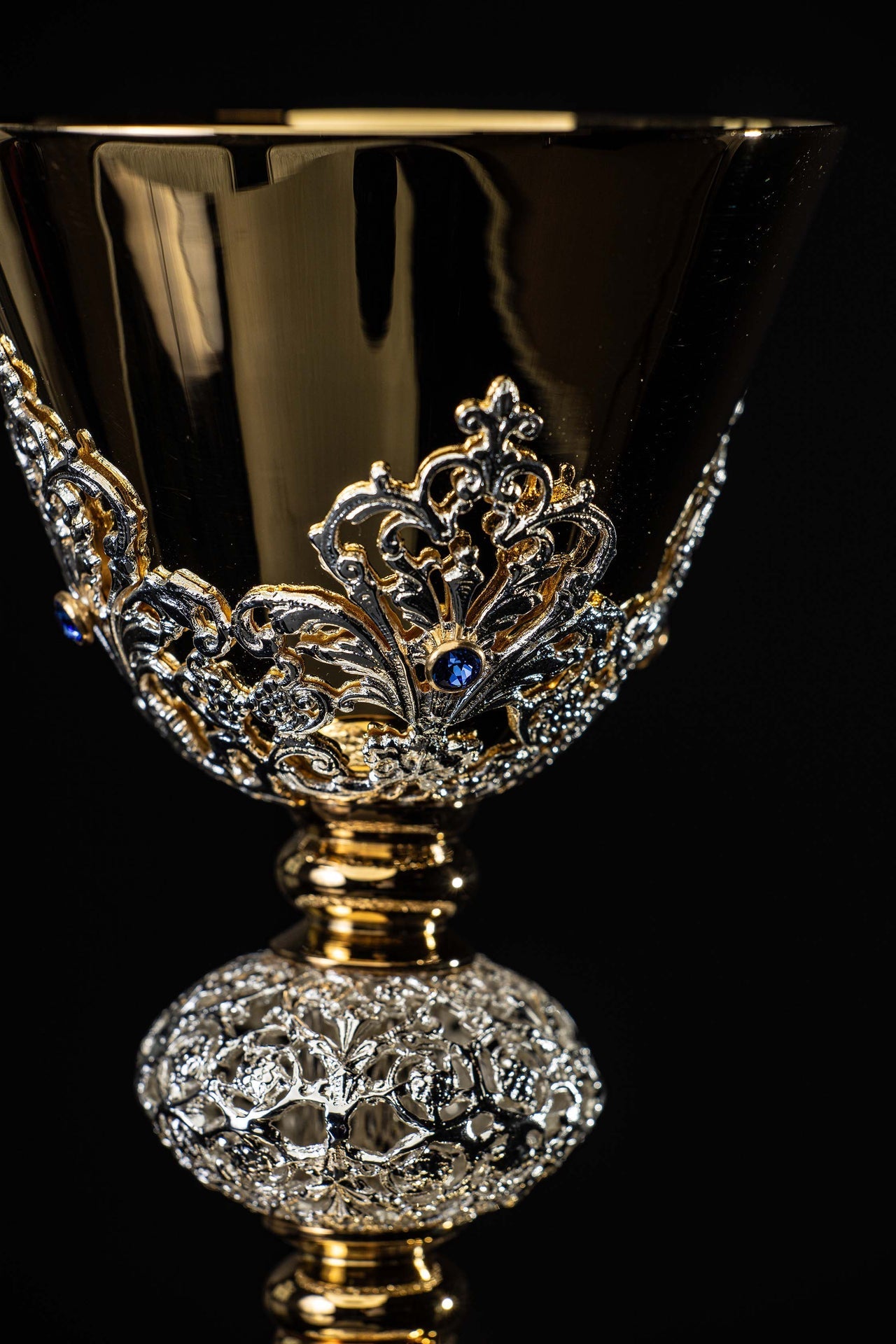 Cáliz de misa artesanal bañado en oro y adornado con zafiros KNR/0220 22CM - CASULLAS.ES