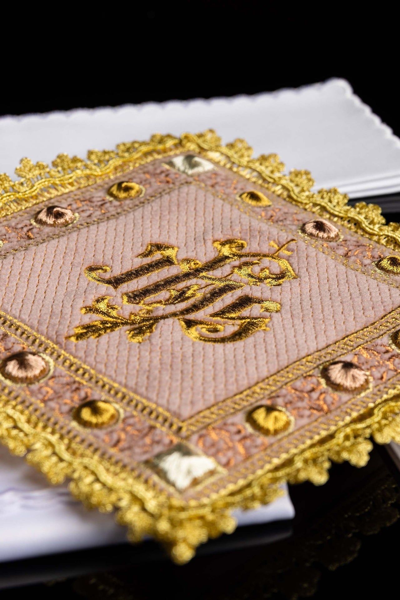 Cáliz de terciopelo engastado en rosa con el símbolo IHS bordado S-5567-C5 - CASULLAS.ES