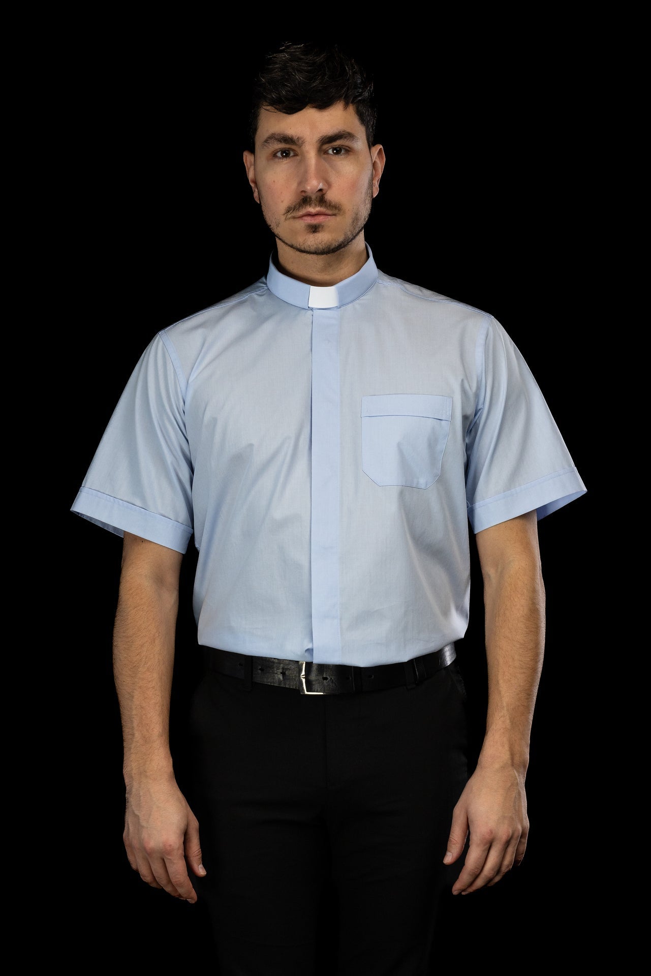 Camisa clerical azul de manga corta con alzacuello KSZ/002/223/KR/38 - CASULLAS.ES