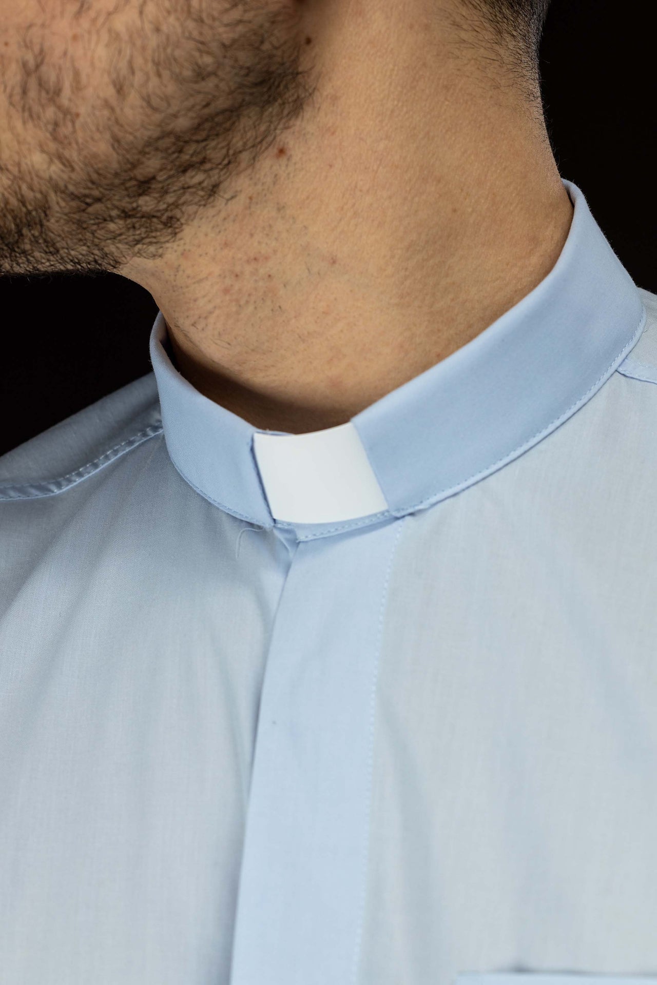 Camisa clerical azul de manga larga con alzacuello KSZ/001/223/DR/38 - CASULLAS.ES
