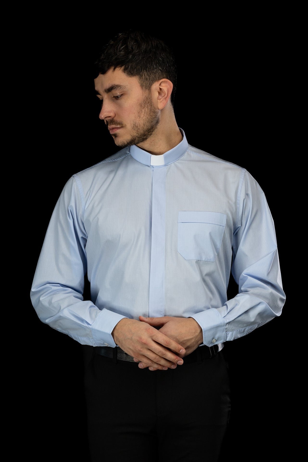 Camisa clerical azul de manga larga con alzacuello KSZ/001/223/DR/38 - CASULLAS.ES