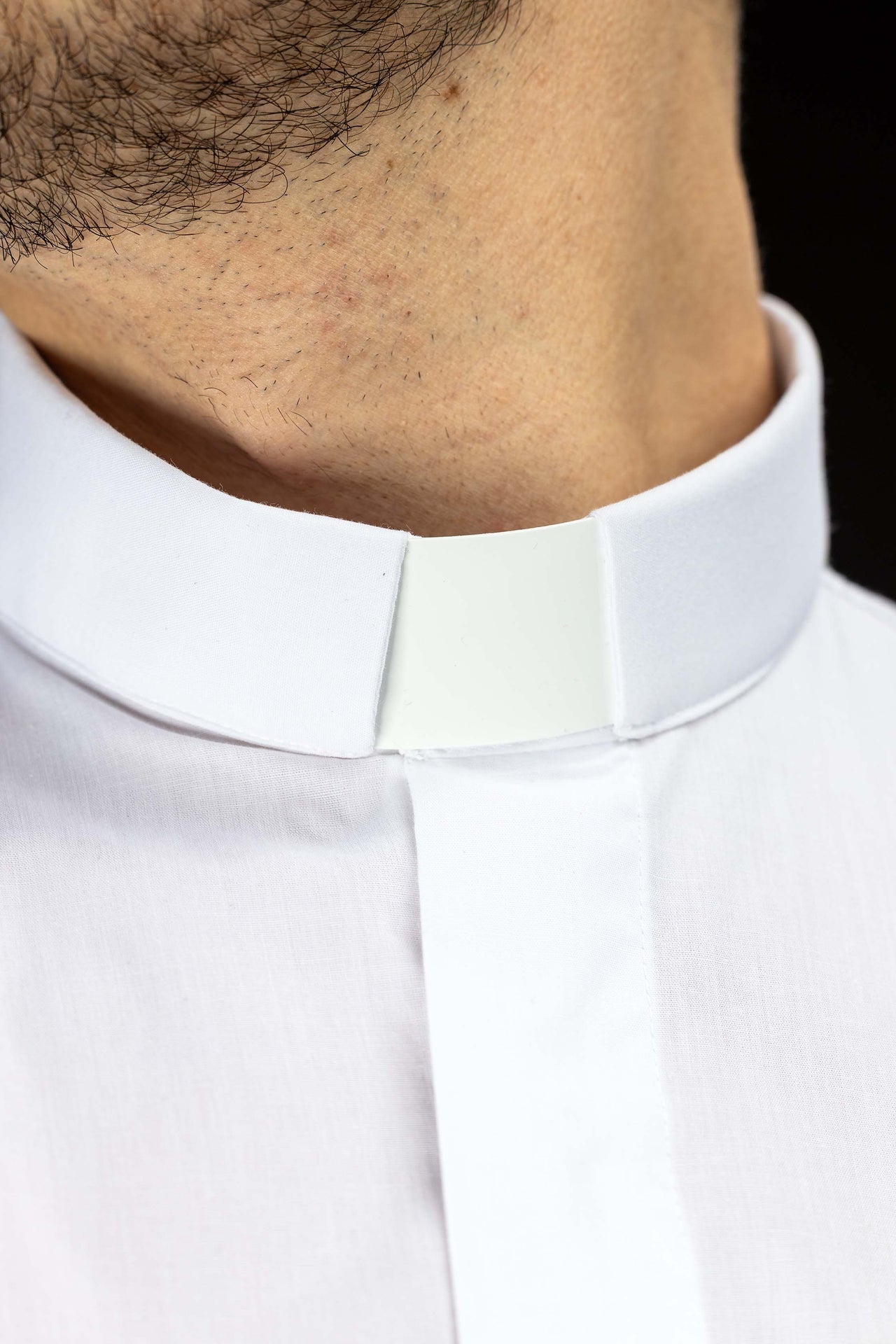 Camisa clerical blanca de manga corta con alzacuello KSZ/002/211/KR/38 - CASULLAS.ES
