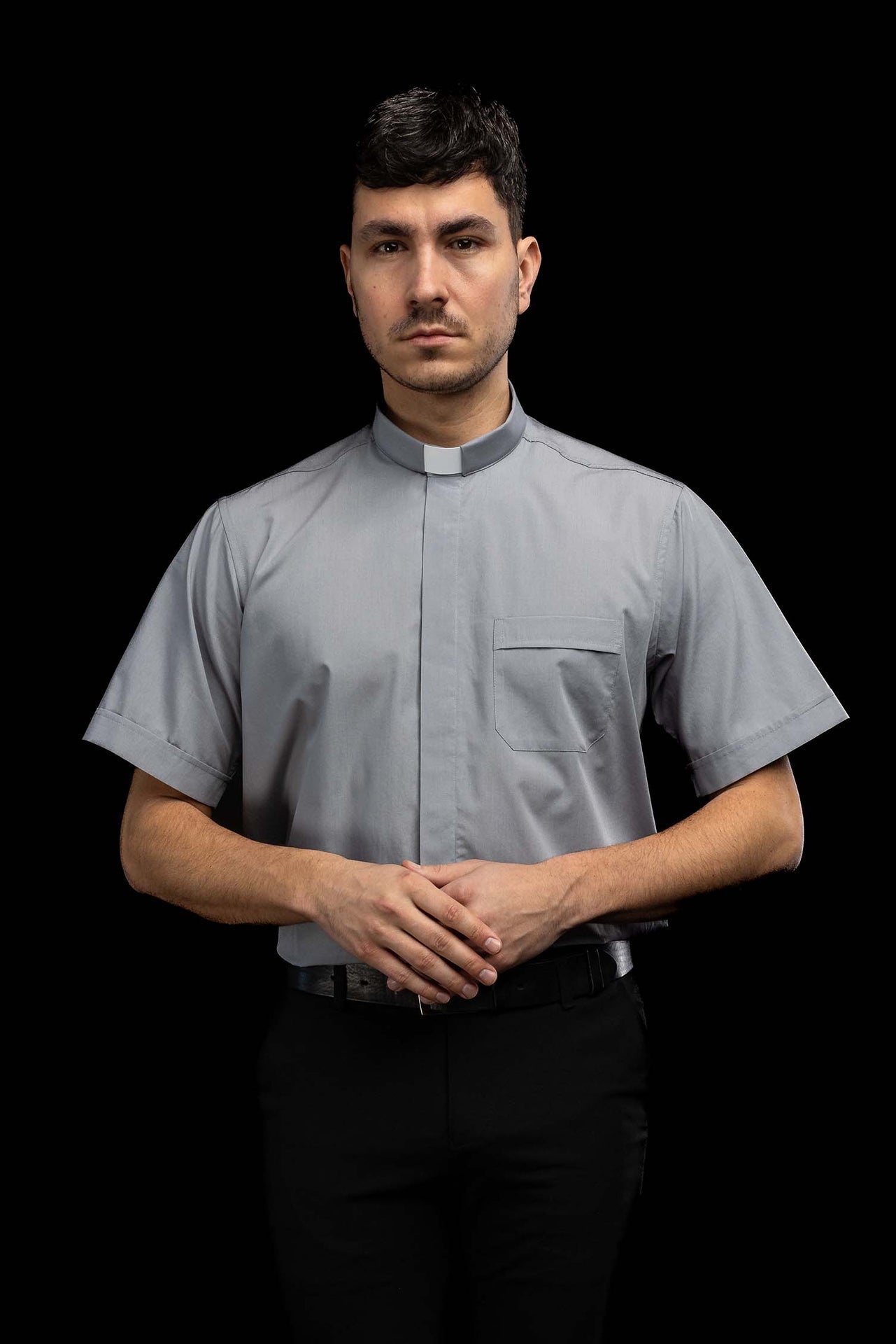 Camisa clerical gris claro de manga corta con alzacuello KSZ/002/220/KR/38 - CASULLAS.ES