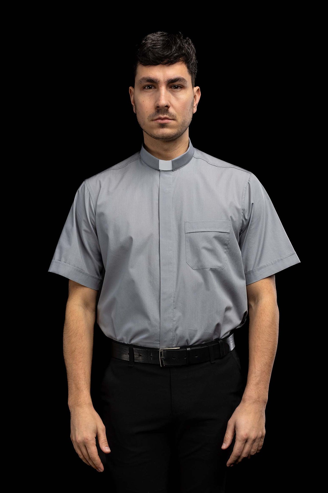 Camisa clerical gris claro de manga corta con alzacuello KSZ/002/220/KR/38 - CASULLAS.ES