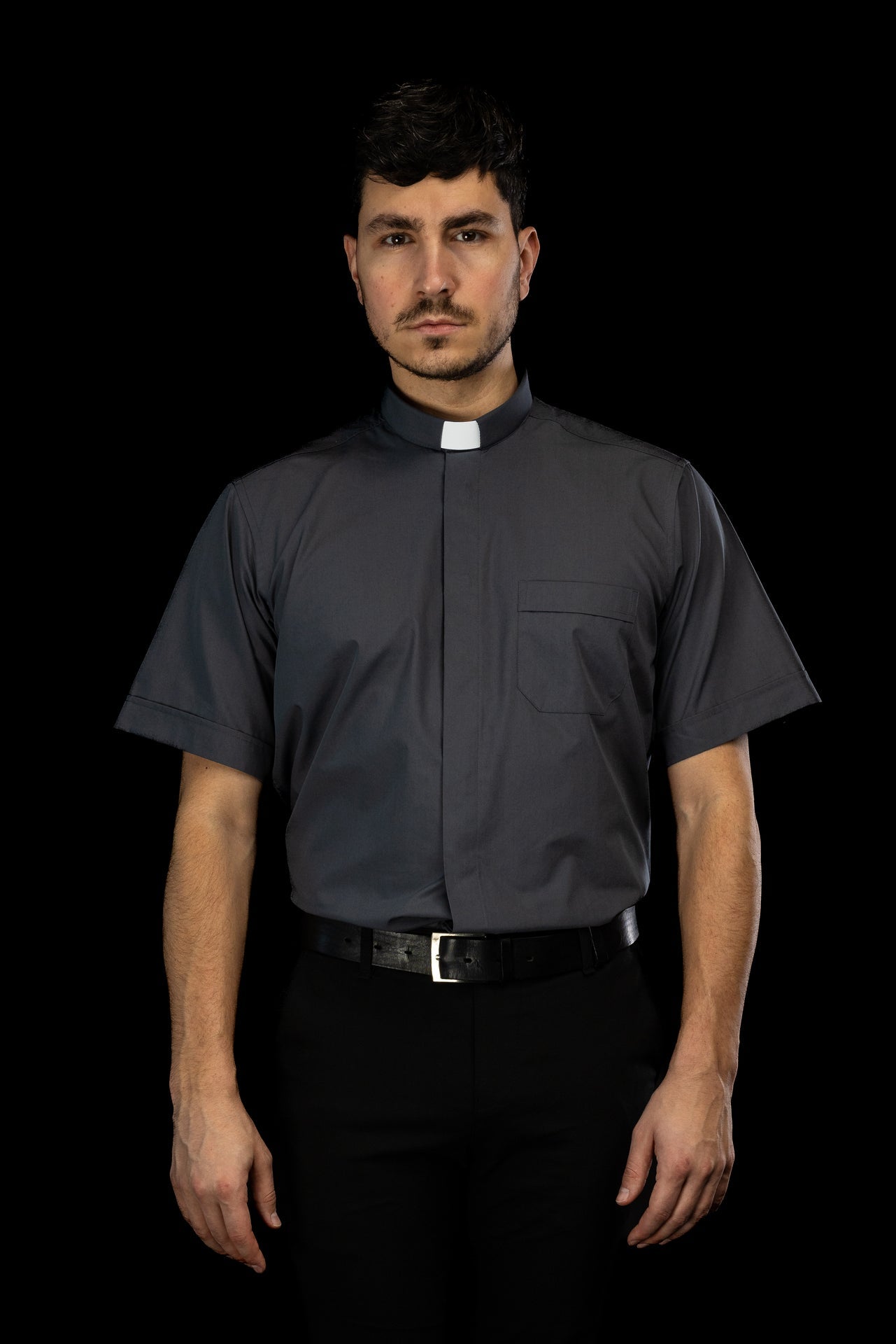 Camisa clerical gris oscuro de manga corta con alzacuello KSZ/002/209/KR/38 - CASULLAS.ES