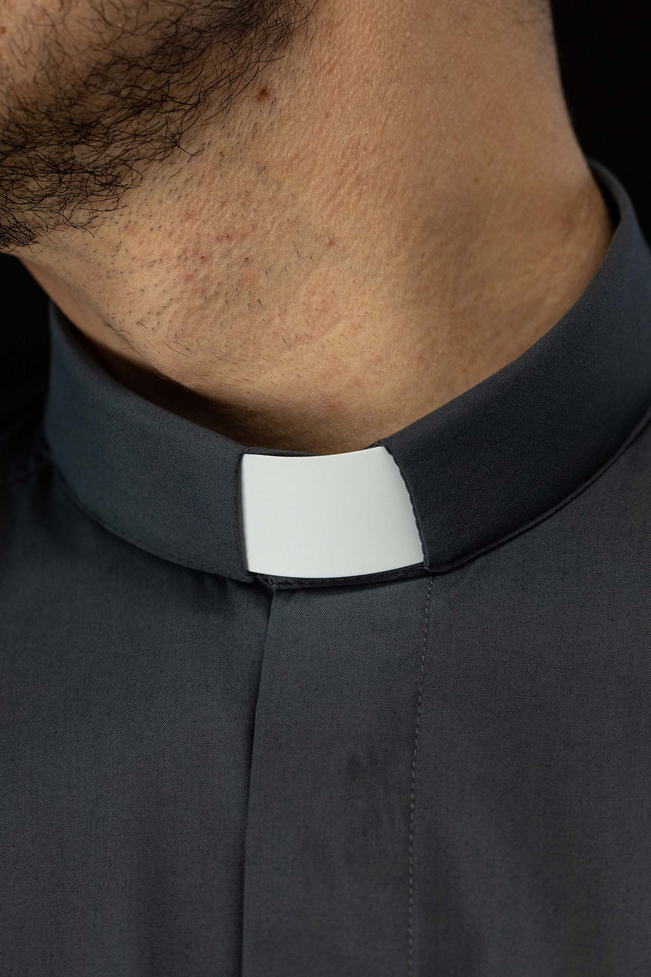 Camisa clerical gris oscuro de manga corta con alzacuello KSZ/002/209/KR/38 - CASULLAS.ES