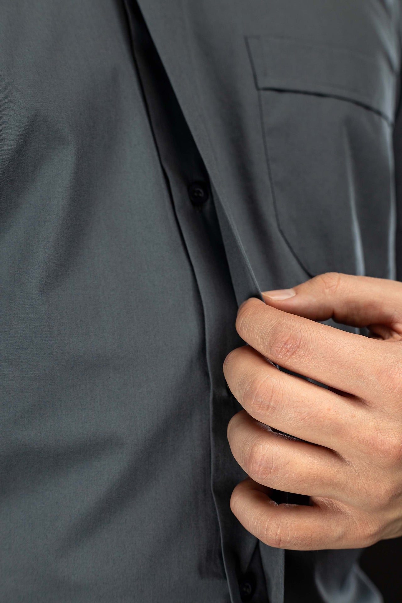 Camisa clerical gris oscuro de manga corta con alzacuello KSZ/002/209/KR/38 - CASULLAS.ES