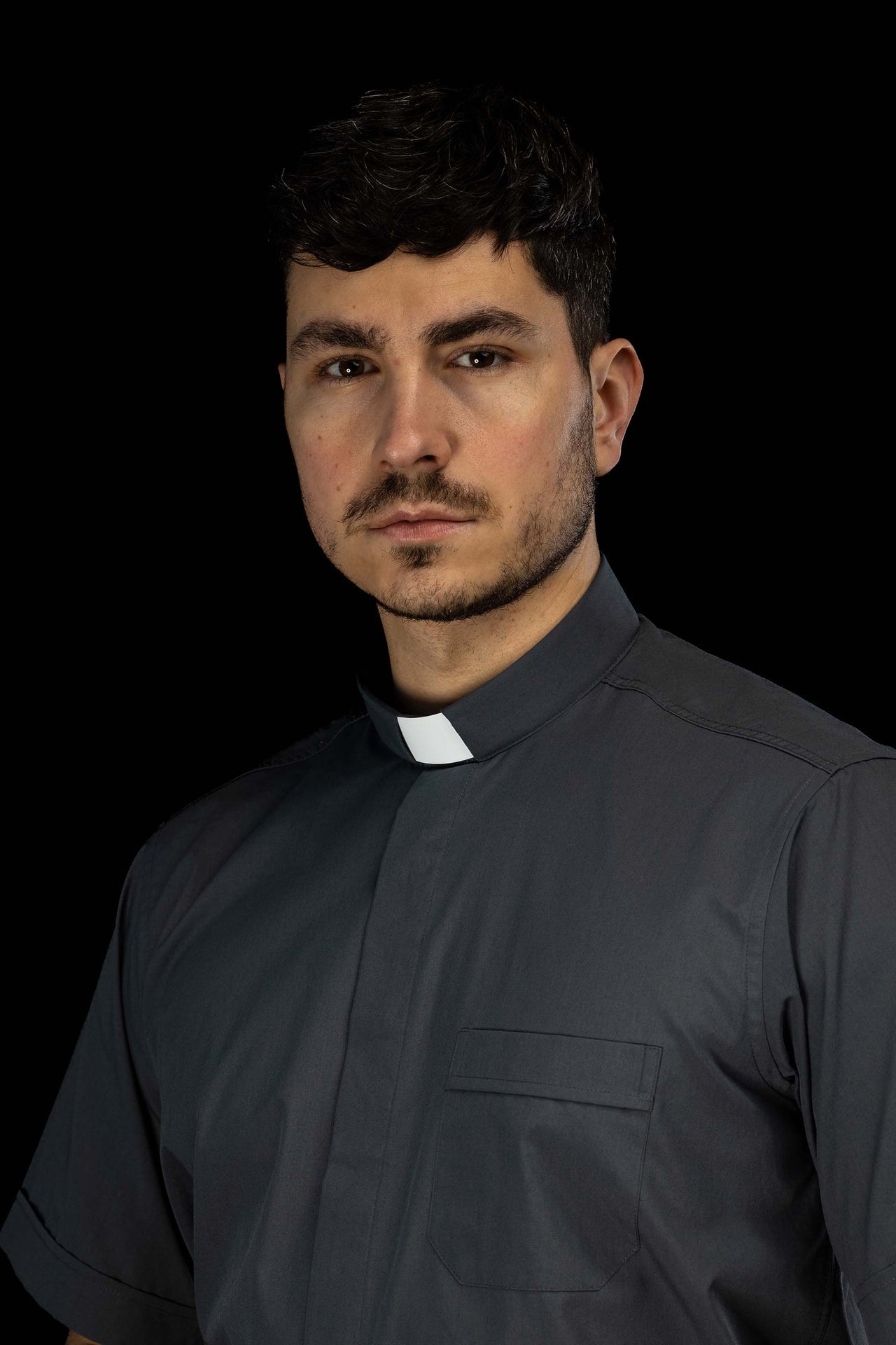 Camisa clerical gris oscuro de manga corta con alzacuello KSZ/002/209/KR/38 - CASULLAS.ES