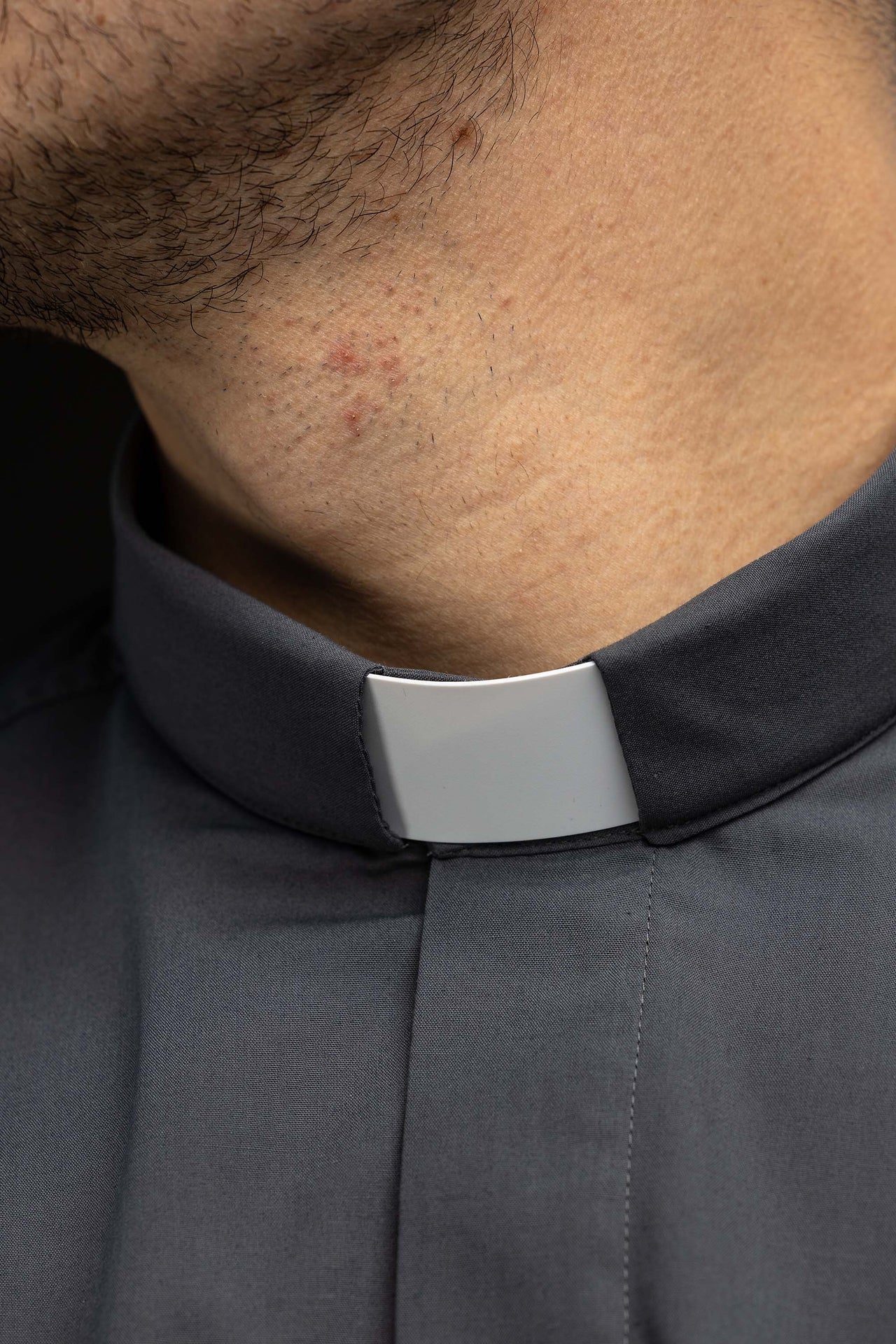 Camisa clerical gris oscuro de manga larga con alzacuello KSZ/001/209/DR/38 - CASULLAS.ES
