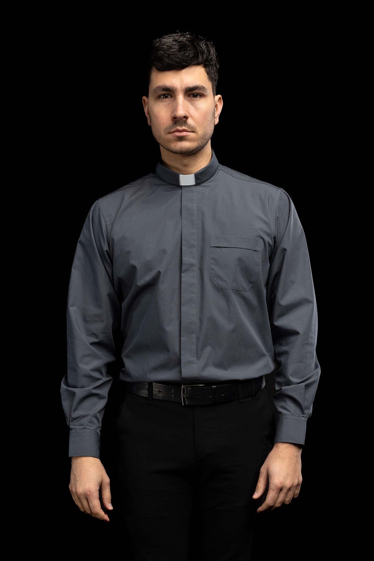 Camisa clerical gris oscuro de manga larga con alzacuello KSZ/001/209/DR/38 - CASULLAS.ES